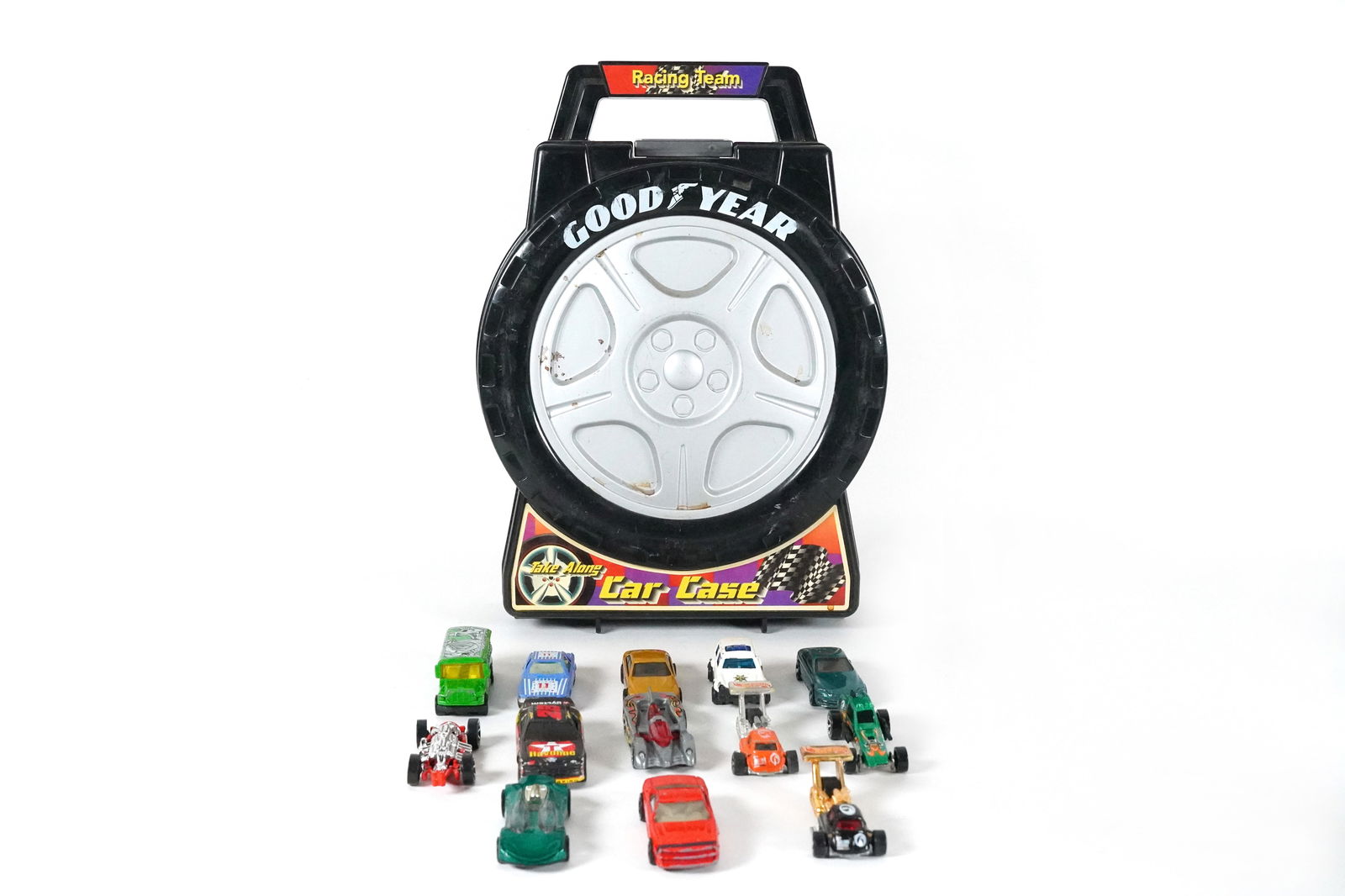 Lots Hot Wheels: Lots Hot Wheels with original storage case.