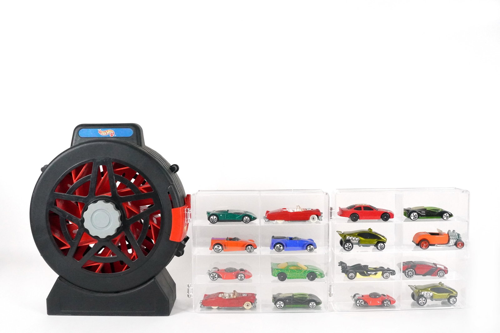 Lots Hot Wheels: Lots Hot Wheels with original storage case.