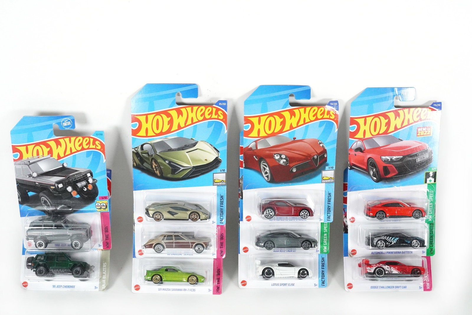 Lots Hot Wheels: Lots Hot Wheels, in original packaging.