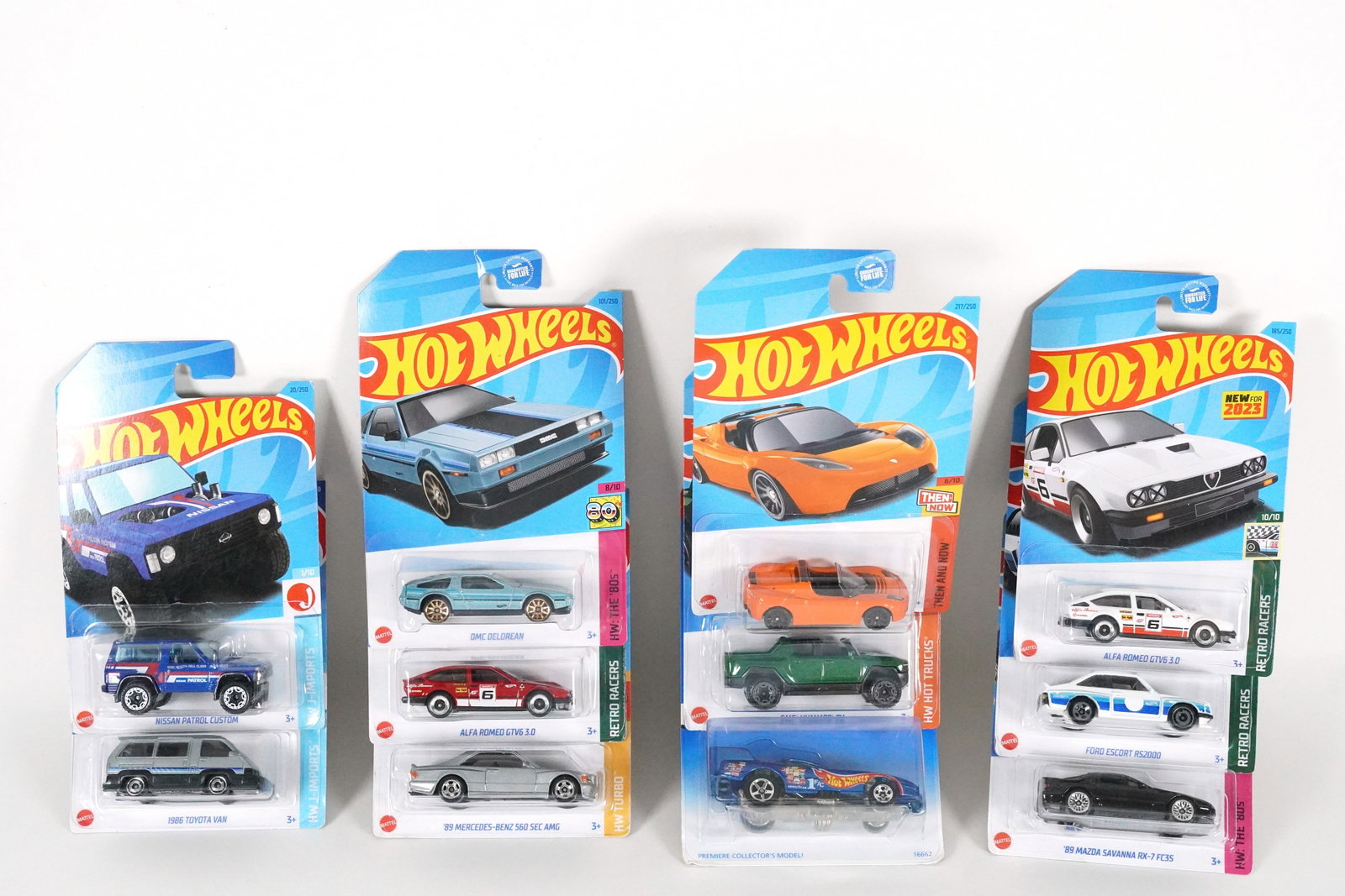 Lots Hot Wheels: Lots Hot Wheels, in original packaging.