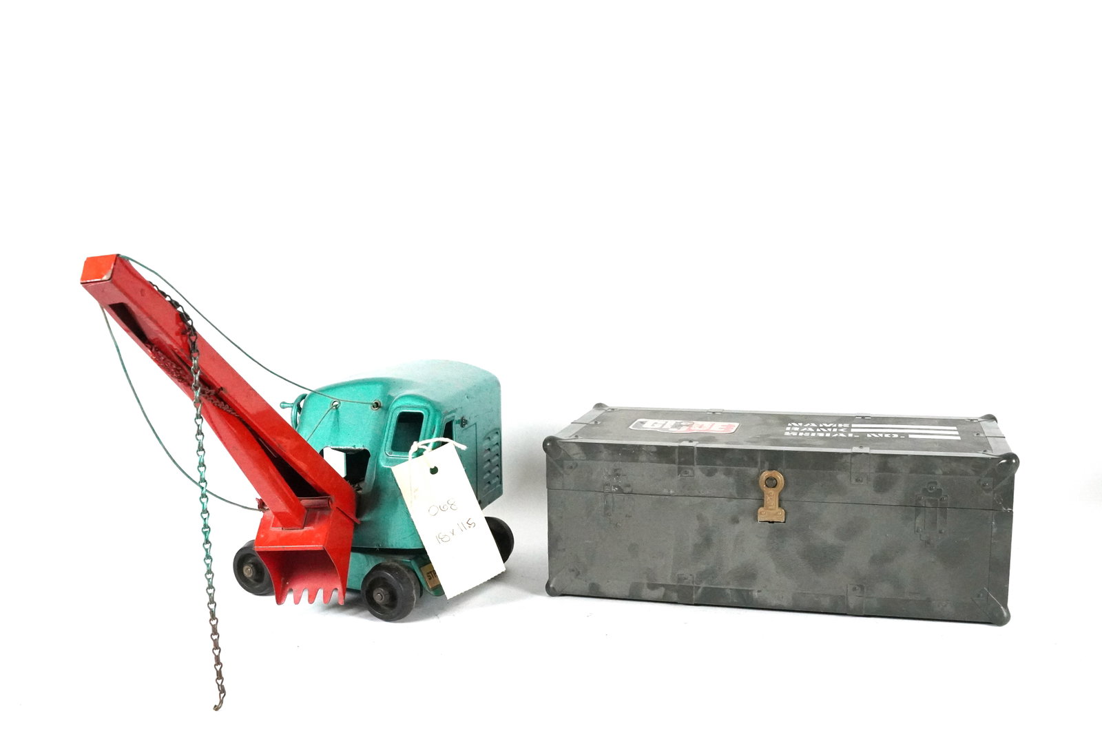 Lots vintage toy: Lots vintage toy figure, GI Joe and Structo crane.