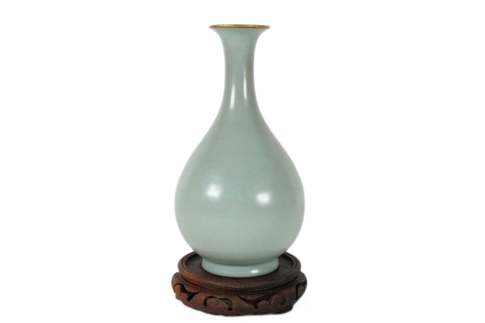 Chinese celadon vase: Chinese fine celadon vase. From a major estate. H: 9" x W" 4.8."