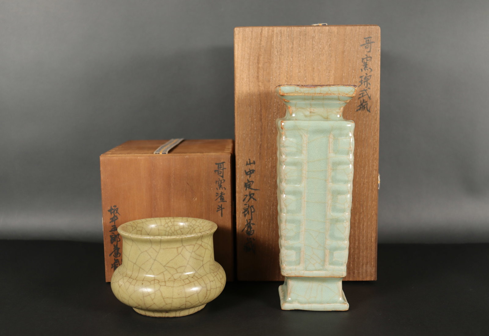 2 Chinese fine vase: 2 Chinese fine vase, come with wooden storage box. Largest H: 10" x W: 5.5."