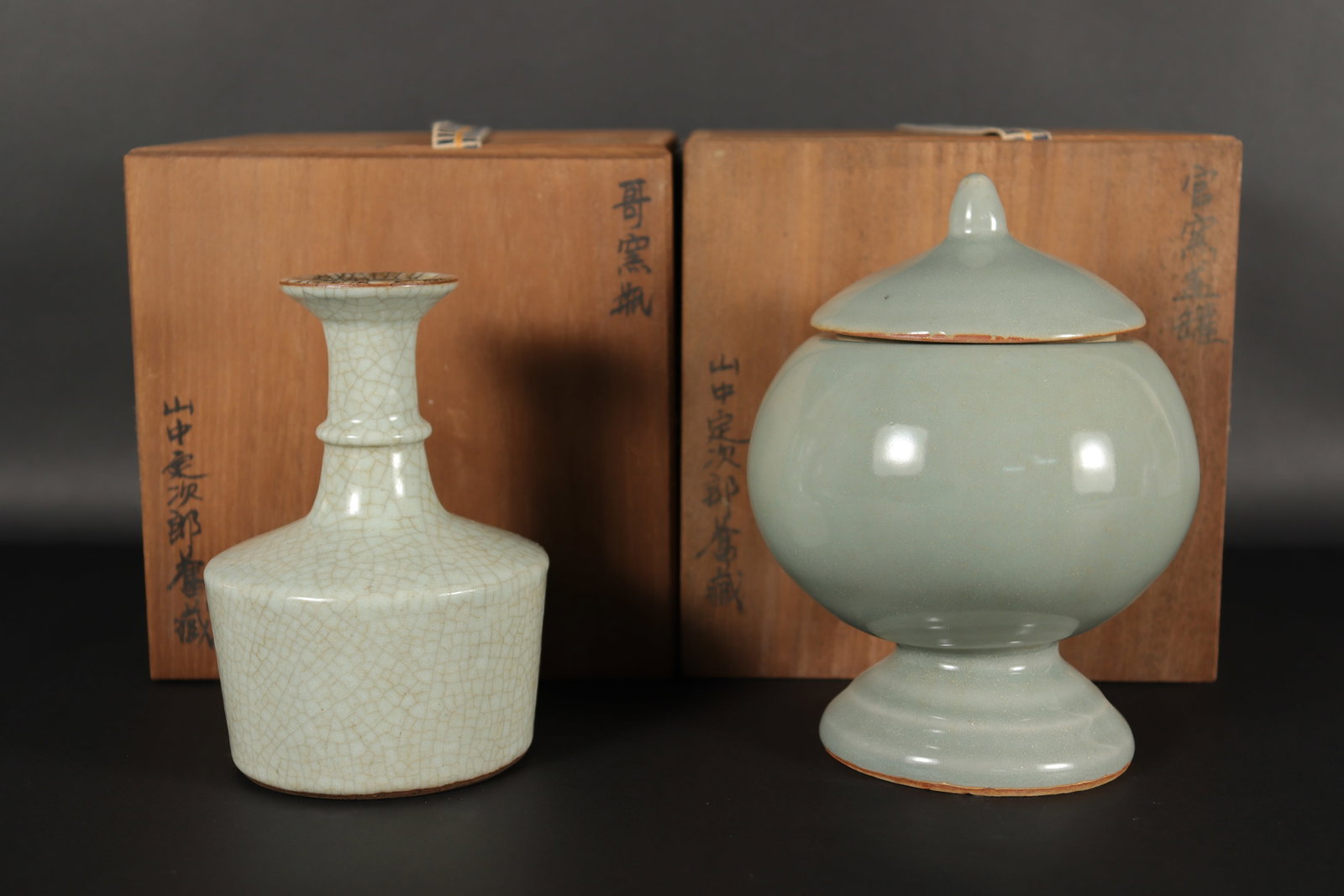 2 Chinese fine vase: 2 Chinese fine vase. Comes with wooden storage box. Largest H: 7" x W: 6.5."