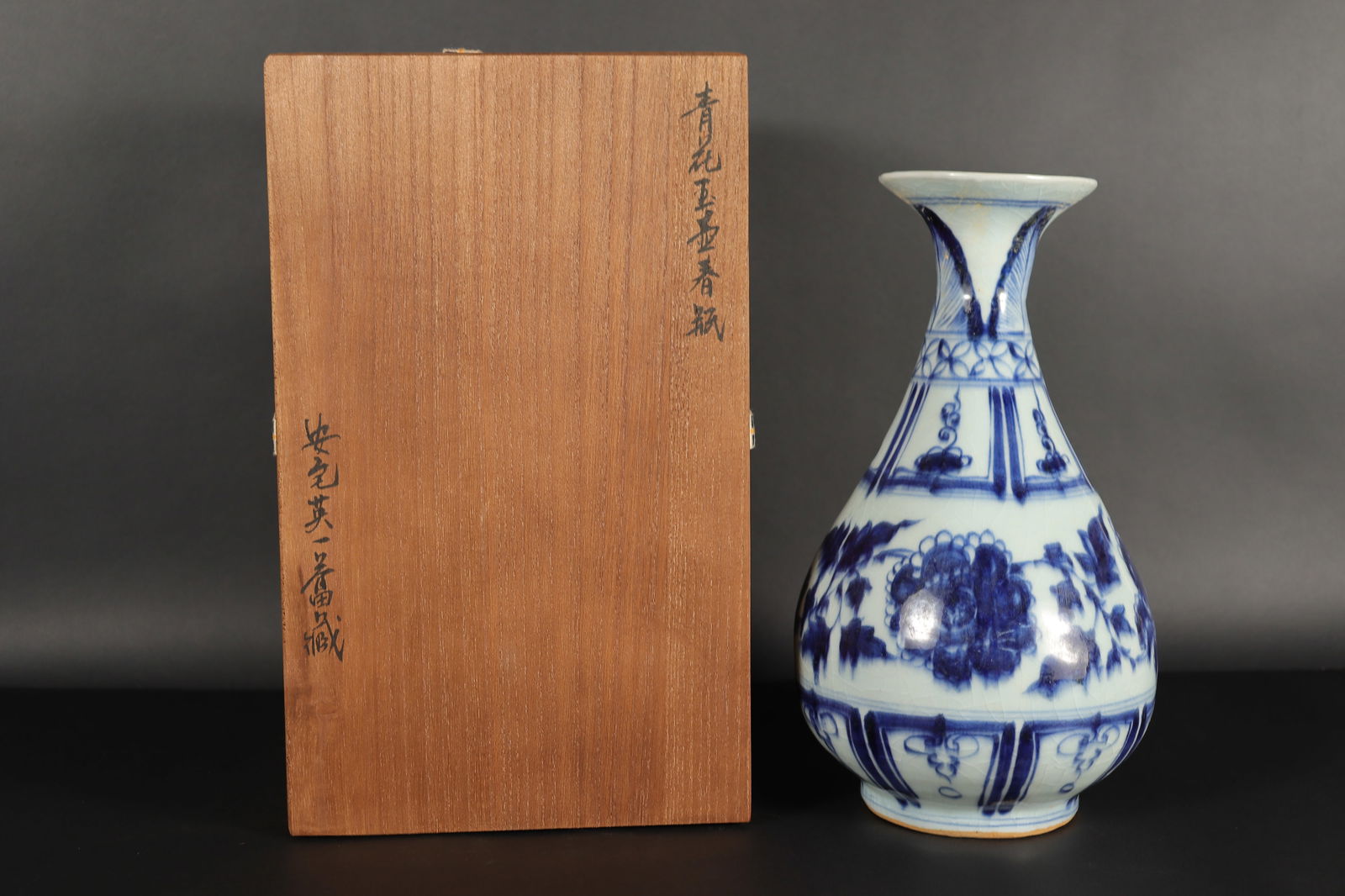 Chinese b/w fine vase (1 of 7)