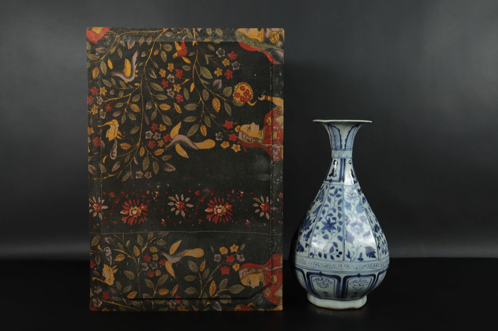 Chinese fine b/w vase (1 of 7)