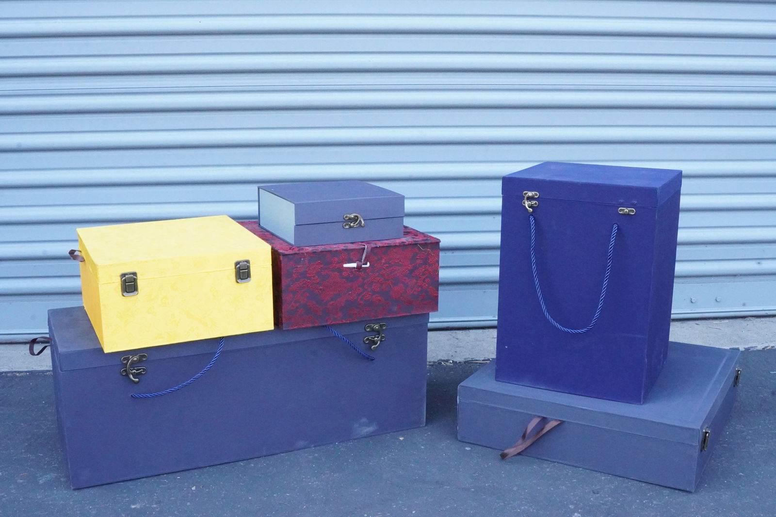 Lots Chinese silk boxes (1 of 5)