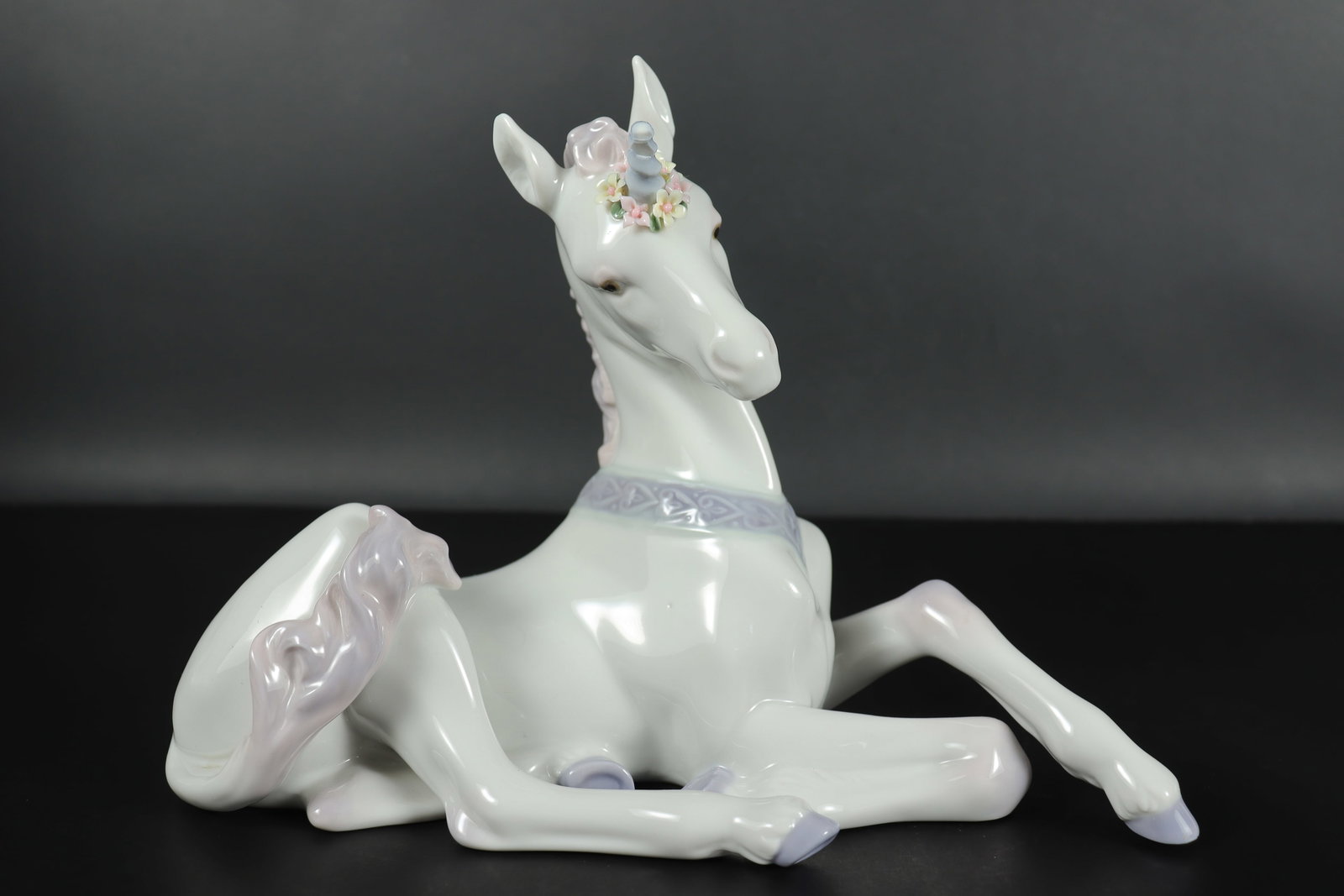 Lladro fine unicorn: Lladro fine unicorn figurine, has some damage. Condition selling it as is. H: 6.5" x W: 8.5."