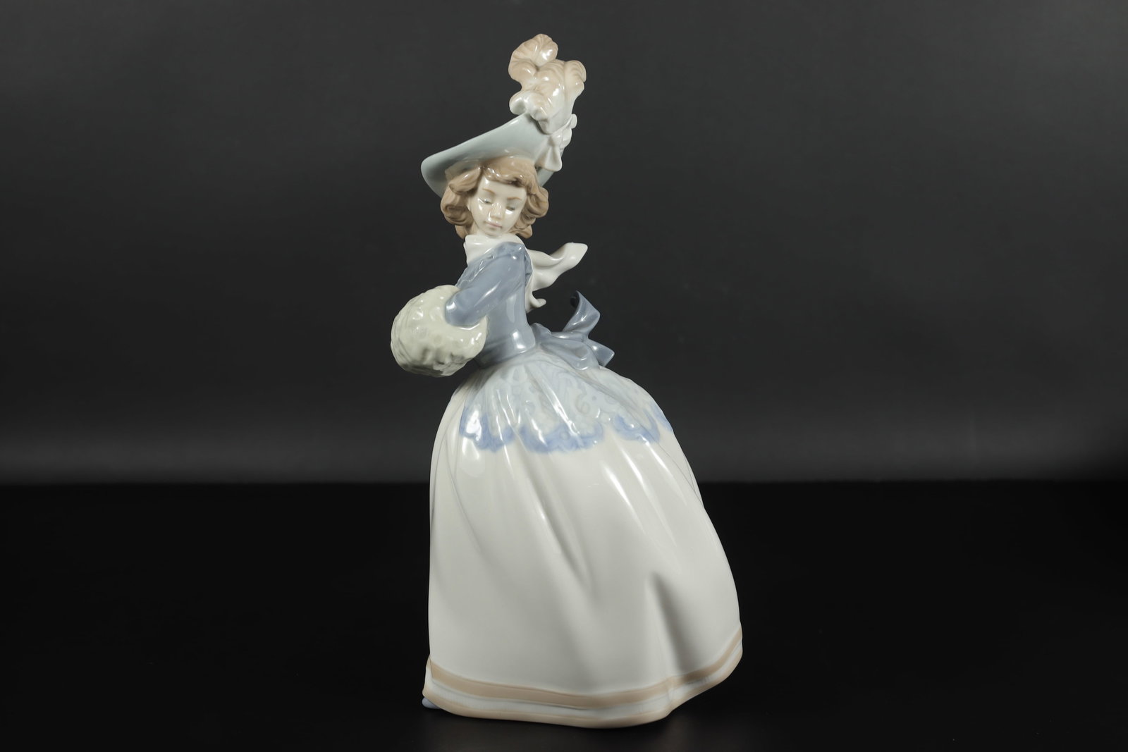 Lladro woman figurine: Lladro woman with hat fine figurine. H: 10" x W: 5."