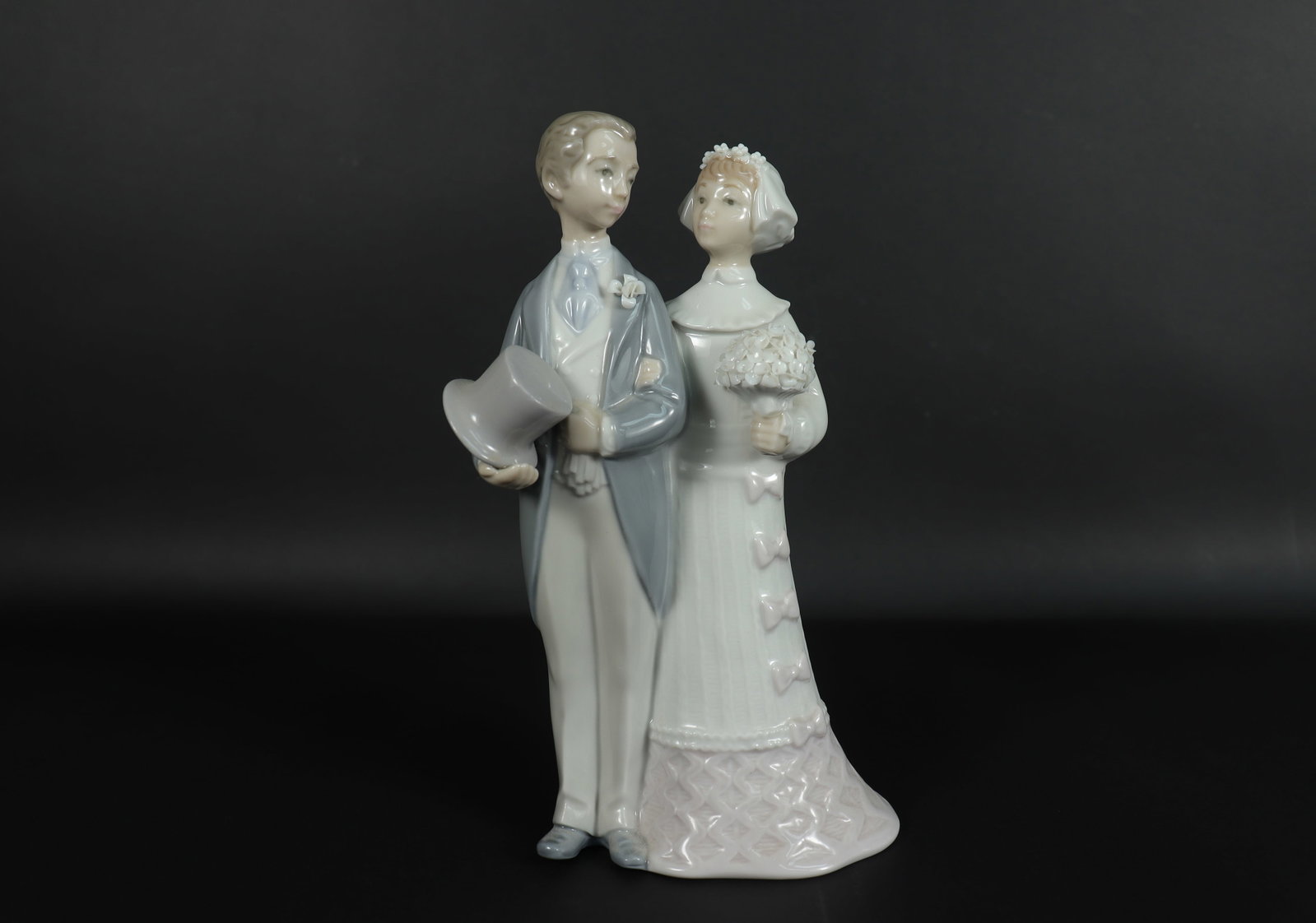 Lladro fine couple: Lladro fine couple figurine. H: 8.25" x W: 4.25."