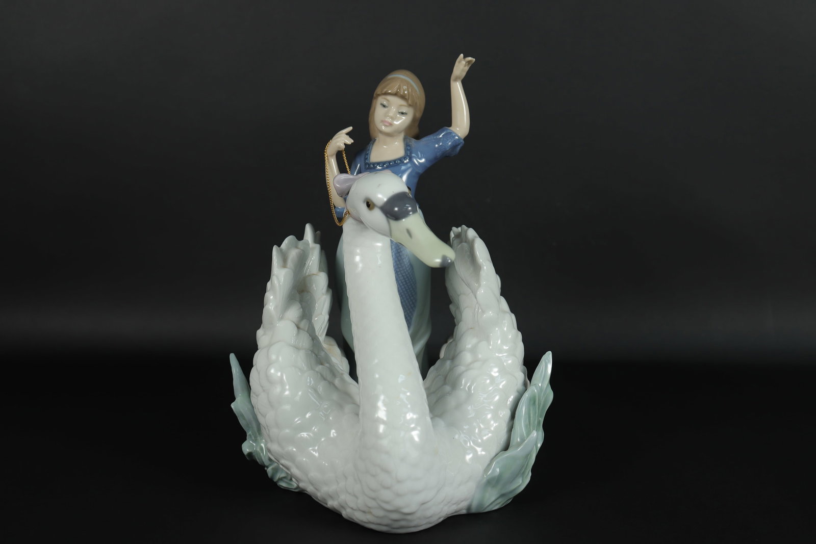 Lladro large figurine: Lladro large fine figurine, side has damage, please refer to detail photos. H: 9.5" x W: 7.5."