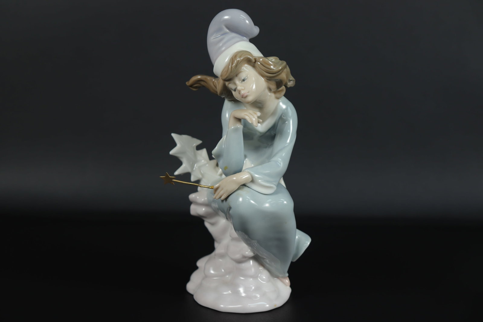 Lladro fine figurine: Lladro fine figurine, one of the setting was broken and chipped, please refer to detail photos. H: 7.5" x W: 4."