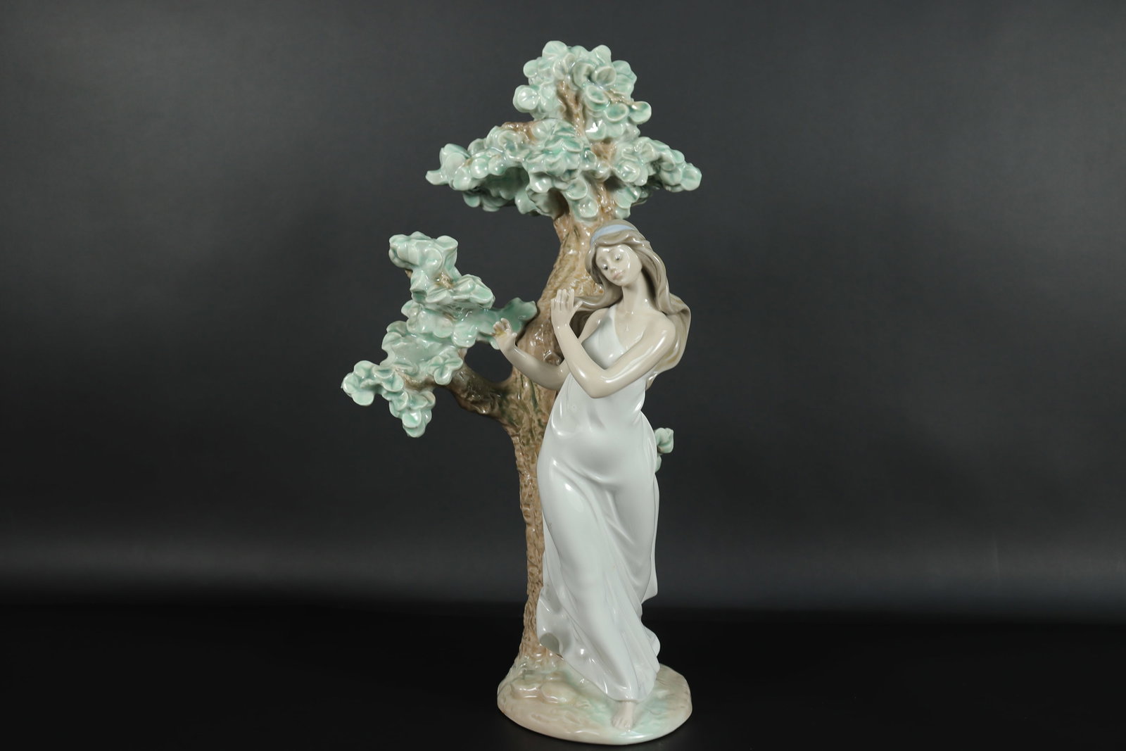Lladro large figurine: Lladro fine large figurine, singed and dated, 1990. H: 14" x W: 5.5."