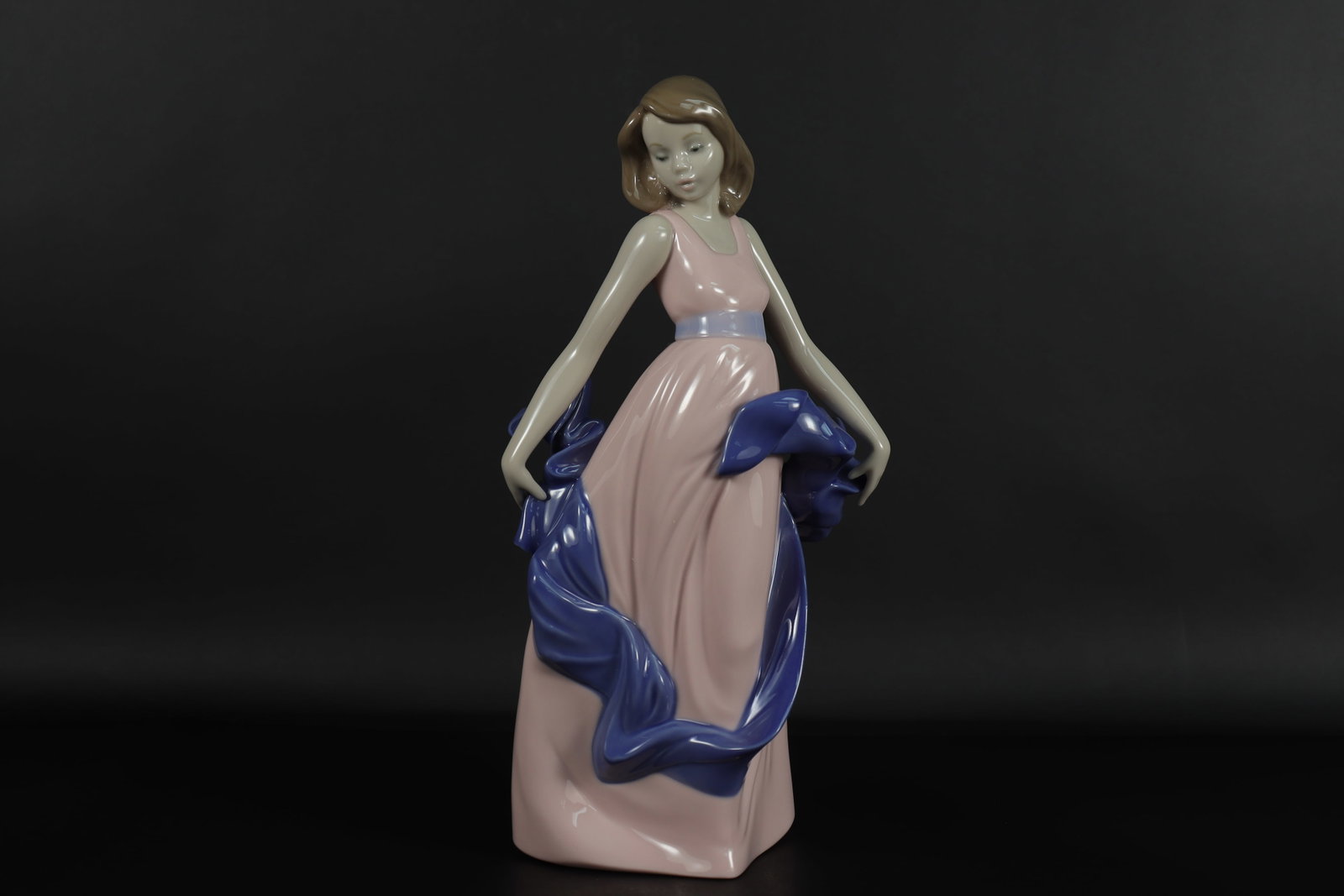 Lladro woman figurine: Lladro woman figurine. H: 11" x W: 6."