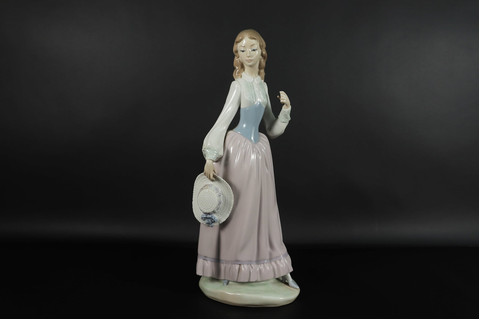 Lladro woman figurine: Lladro fine woman tall figurine, with fingers broken, please refer to detail photos. H: 14.2" x W: 6.2."