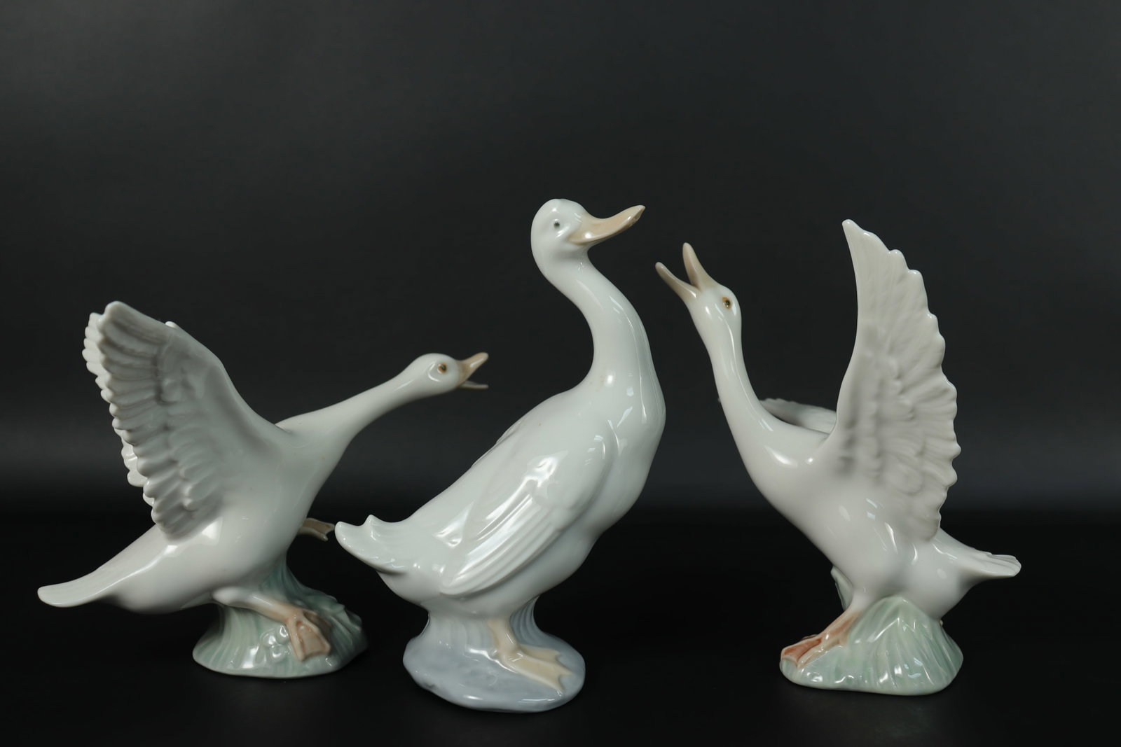 Lots Lladro figurines: Lots Lladro figurines. Largest H: 6" x W: 3."