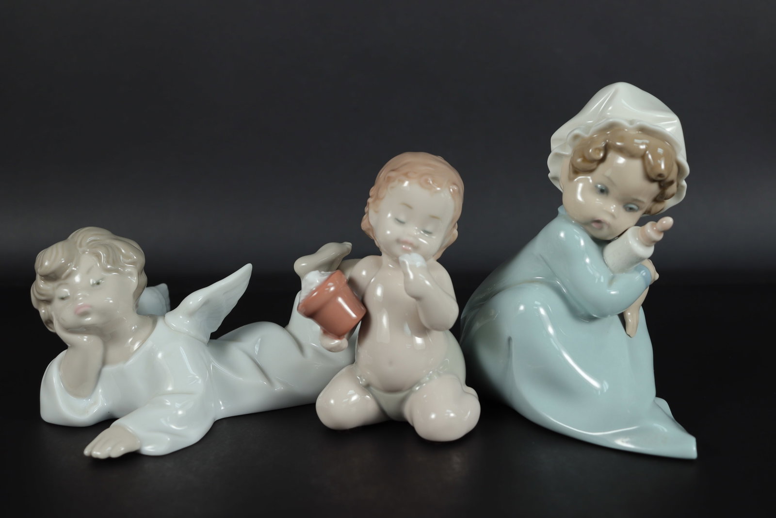 Lots Lladro figurines: Lots Lladro figurines. Largest H: 5.5" x W: 5."