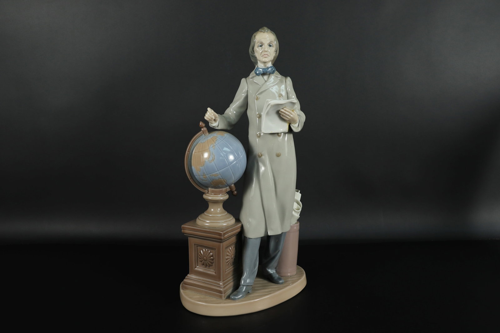 Lladro fine figurine: Lladro fine figurine. H: 13" x W: 8."