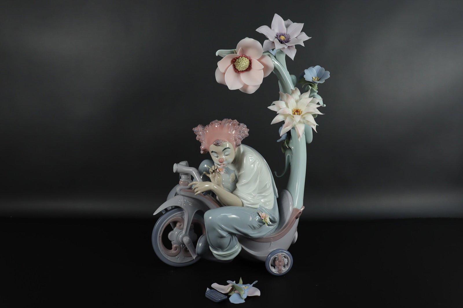 Lladro fine figurine: Lladro fine figurine, limited 1000 pieces ever created, bottom signed. It has some flaw and damage, please refer to detail photos. H: 16" x W: 10."