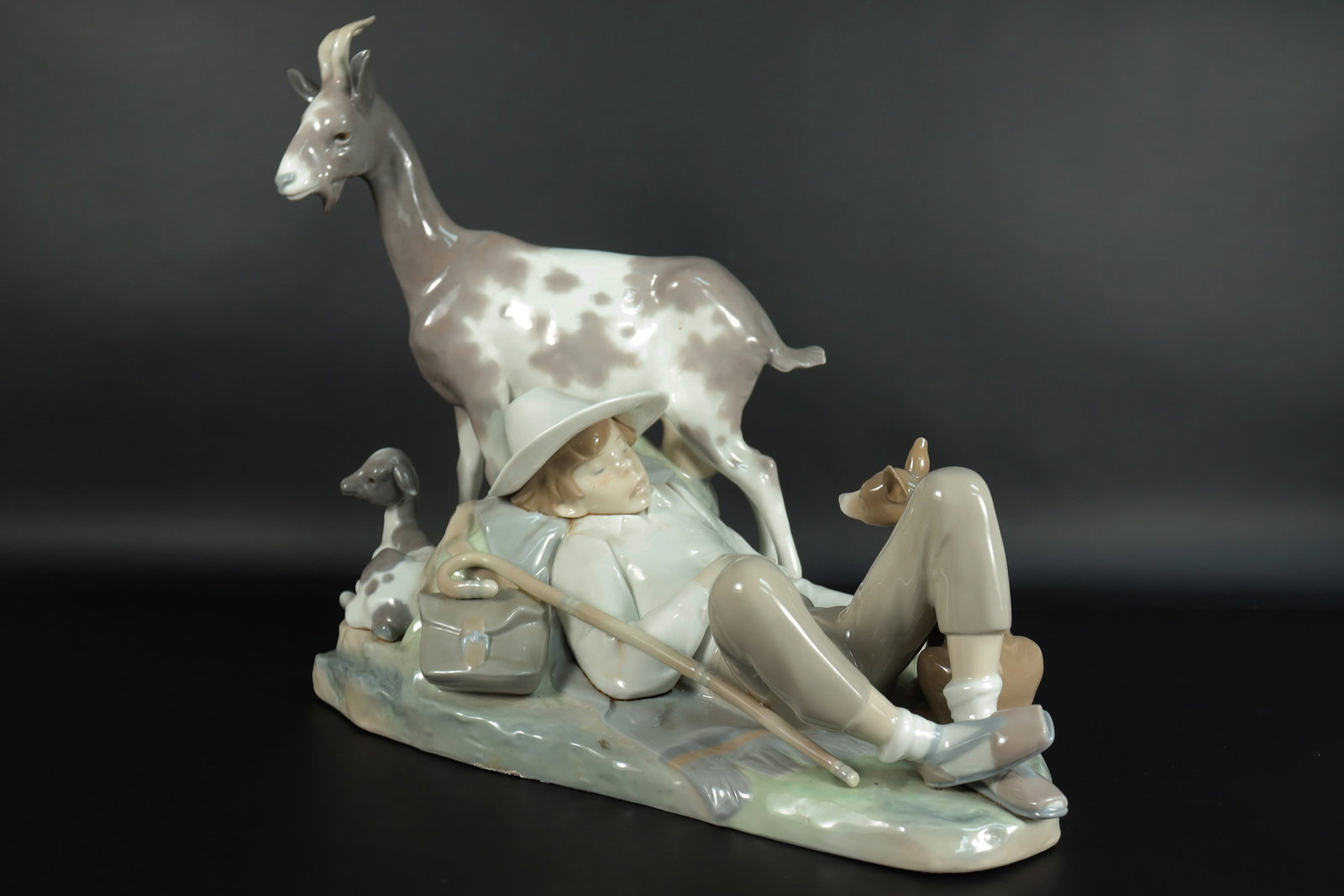 Lladro large figurine: Lladro large figurine. H: 14" x W: 17."