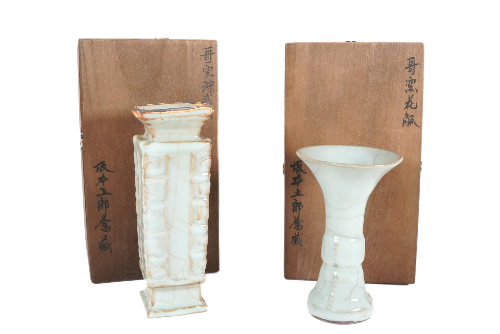 2 Chinese crackled vase: 2 Chinese fine crackled vase, with wooden stroage box. H: 7" x W: 2.5."