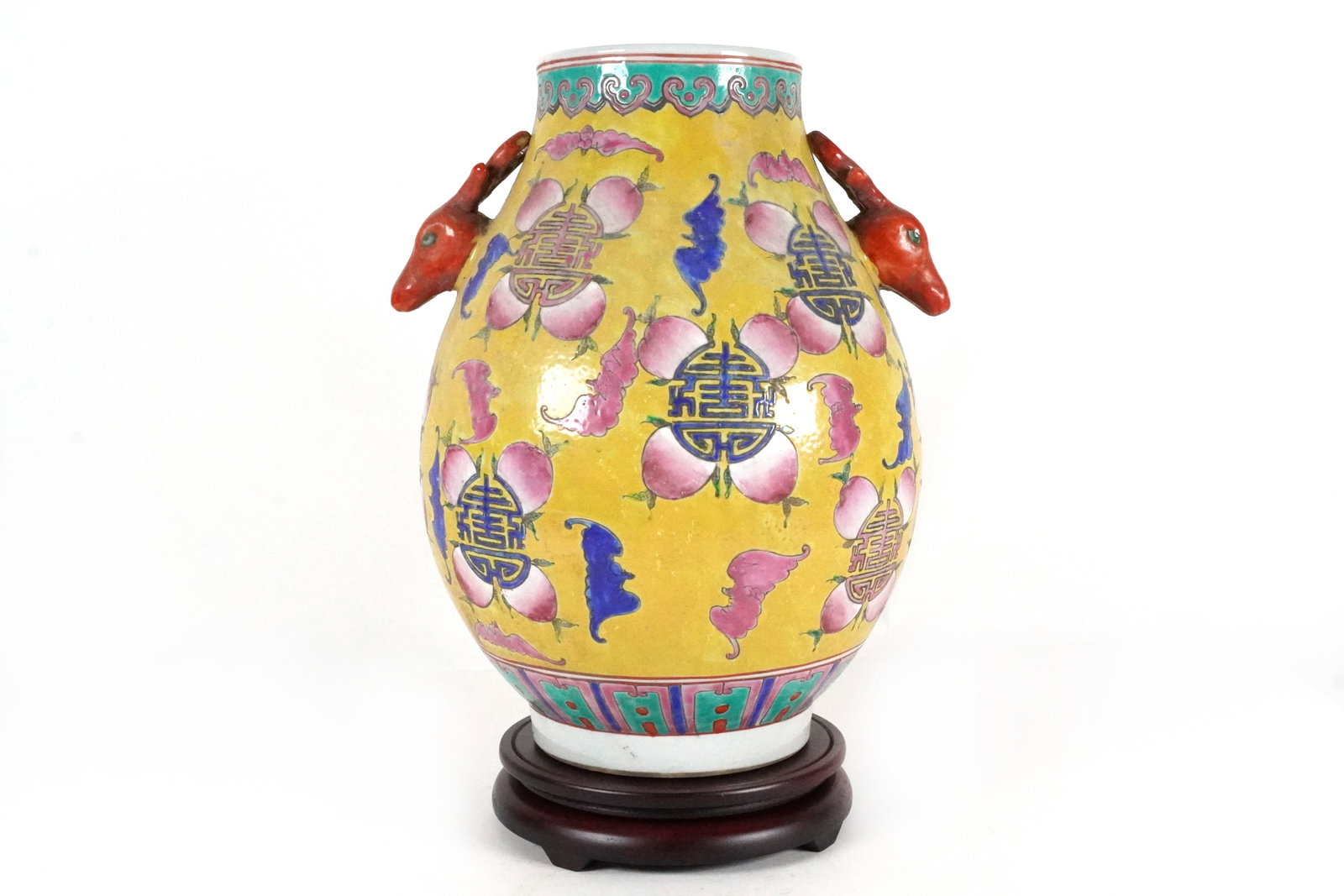 Chinese urn vase: Chinese fine large urn vase. H: 13.5" x W: 10.5."
