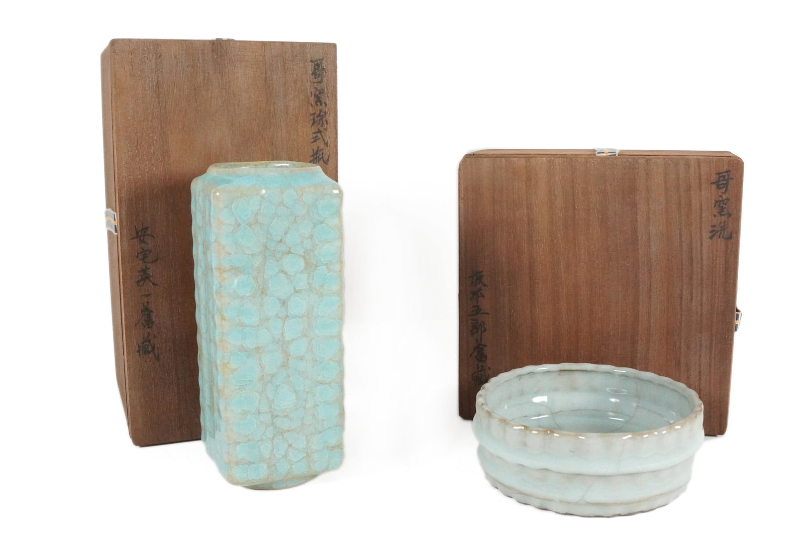 2 Chinese crackled vase: 2 Chinese crackled vase, with wooden storage box. Largest H: 7" x W: 2.7."