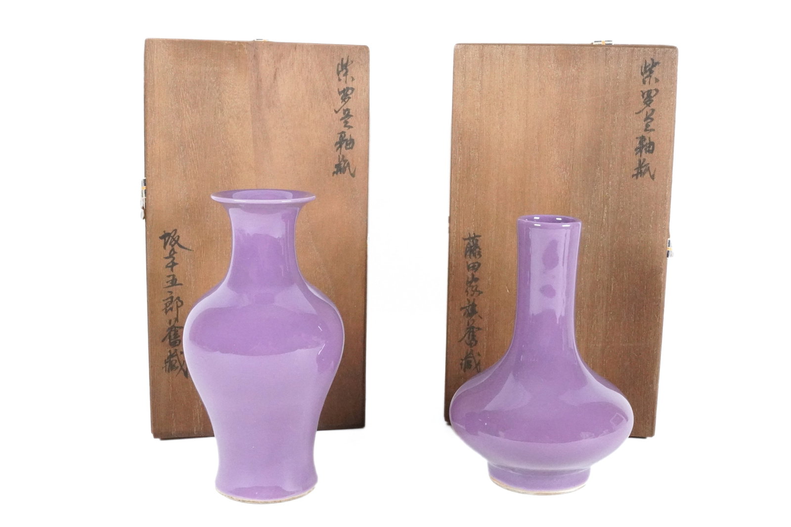 2 Chinese purple vase: 2 Chinese fine purple vase, with wooden storage box. H: 6" x W: 3.5."