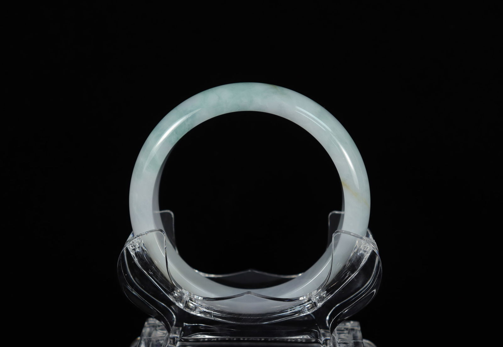 Chinese jadeite bangle: Chinese jadeite bangle.