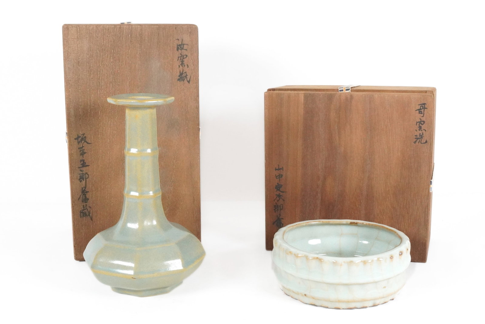 2 Chinees fine vase: 2 Chinese fine vase, with wooden storage box. Largest H: 7.2" x W: 6.1."