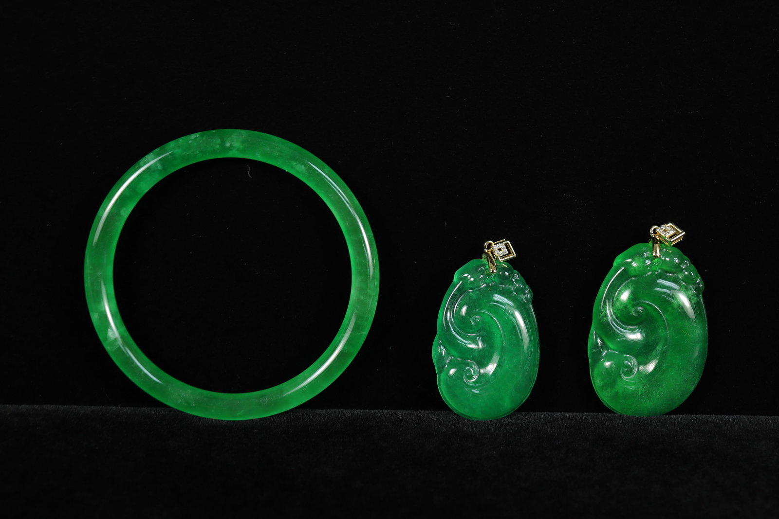 Lots Chinese fine items: Lots Chinese fine items, in apple green color.