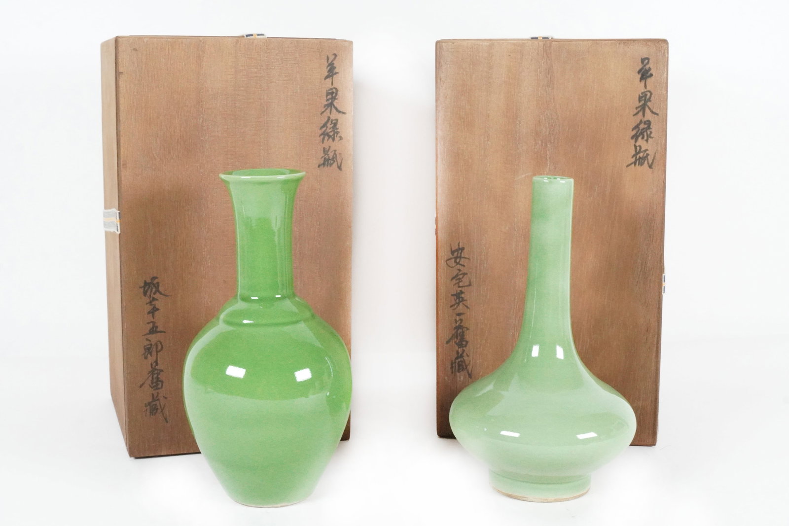 2 Chinese green vase: 2 Chinese fine green vase, with wooden storage box. Largest H: 7.1" x W: 3.5."