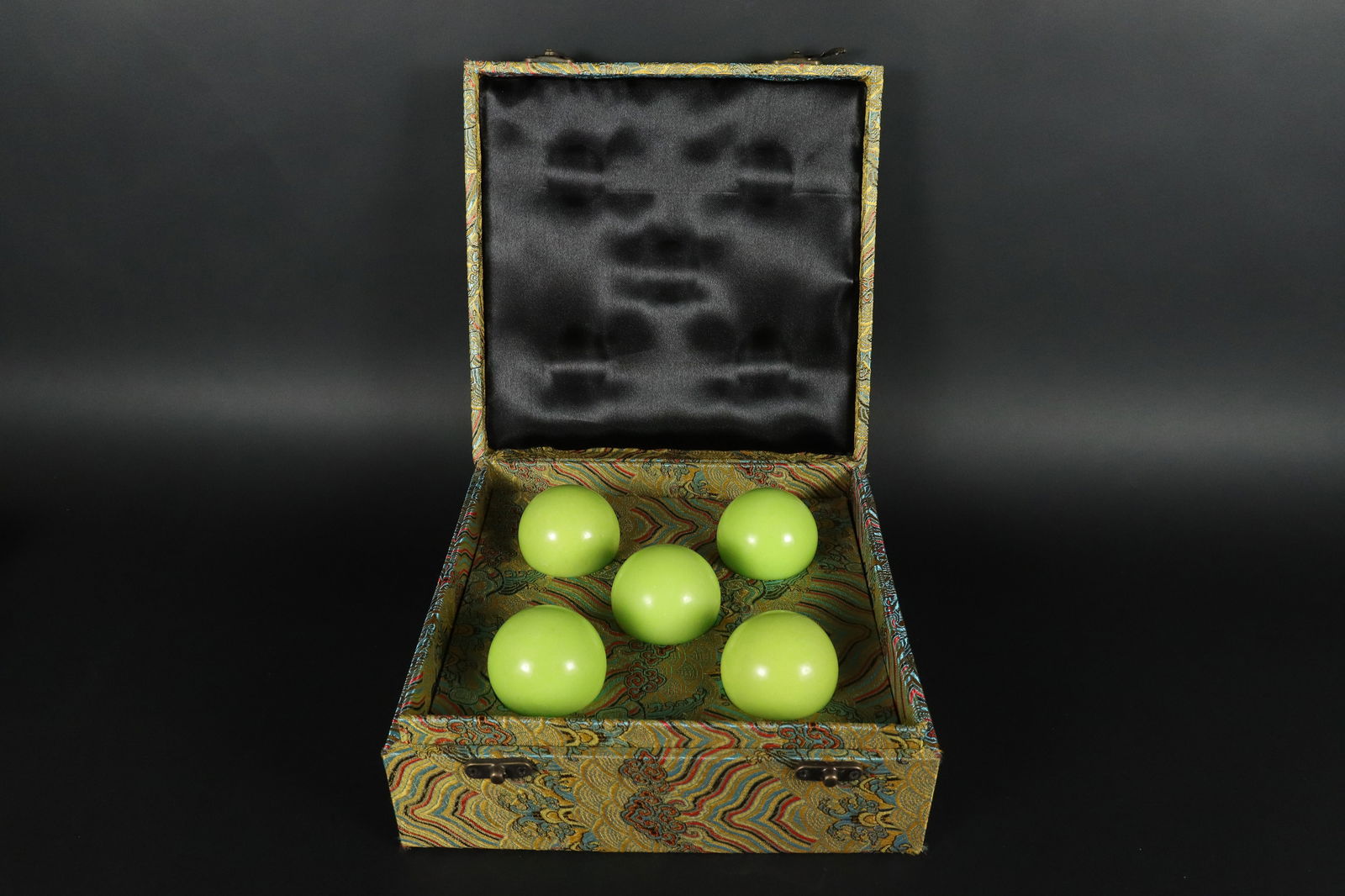 Lots Chinese glow balls: Lots Chinese glow balls.