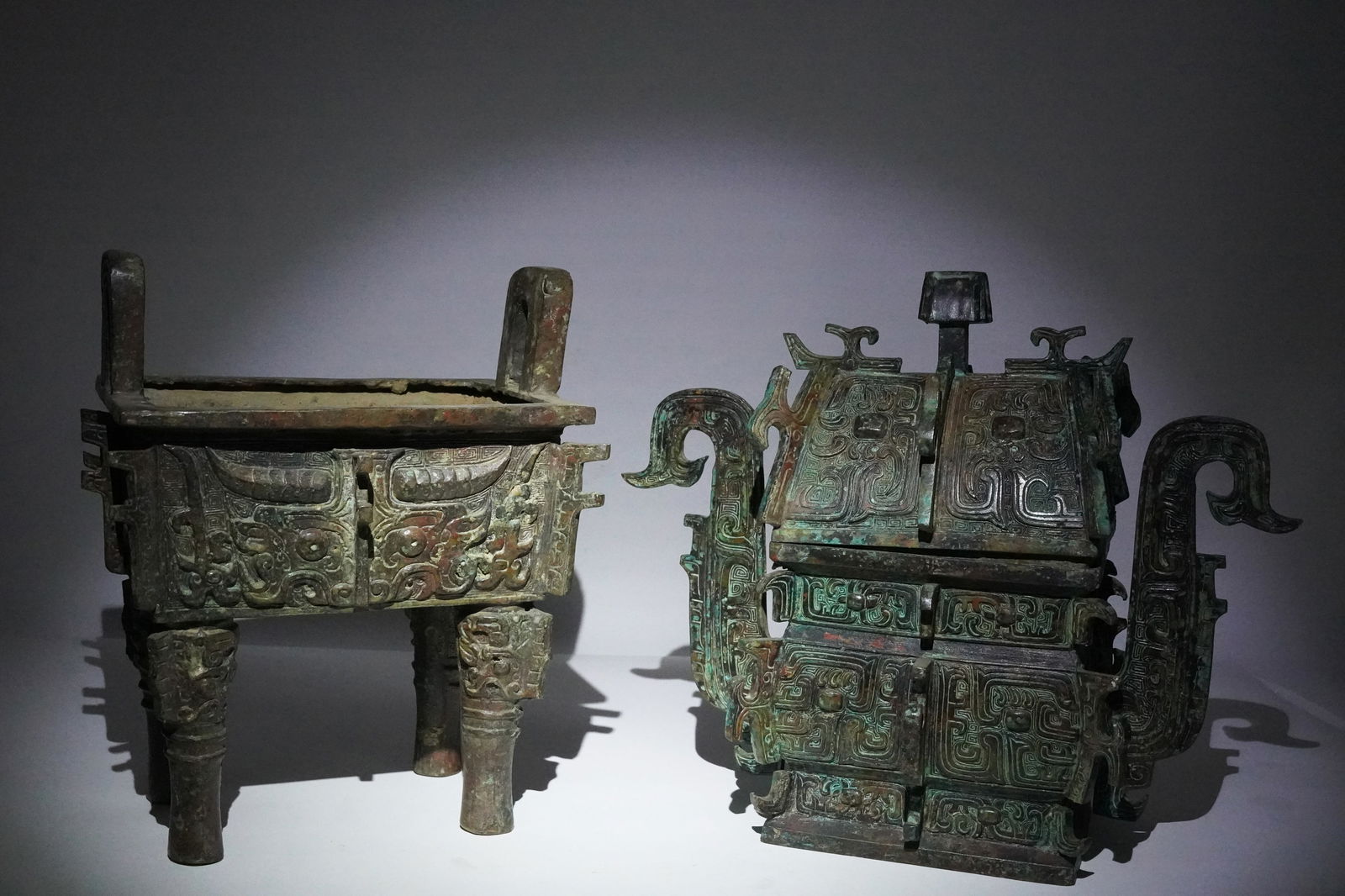 2 Chinese bronze vessels (1 of 7)