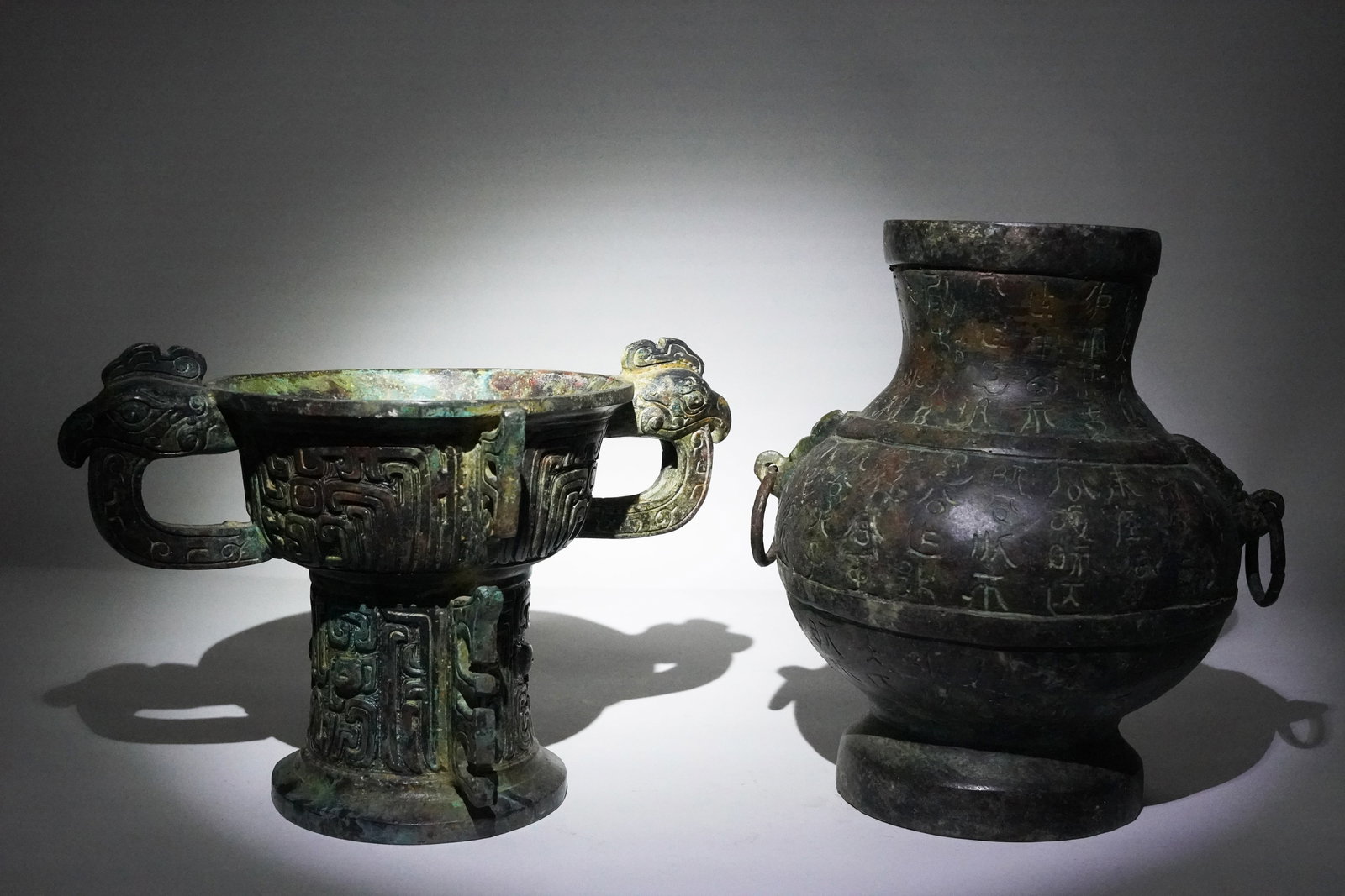 2 Chinese bronze vessels (1 of 6)