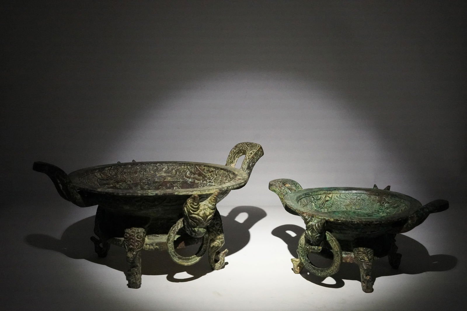 2 Chinese bronze vessels (1 of 7)