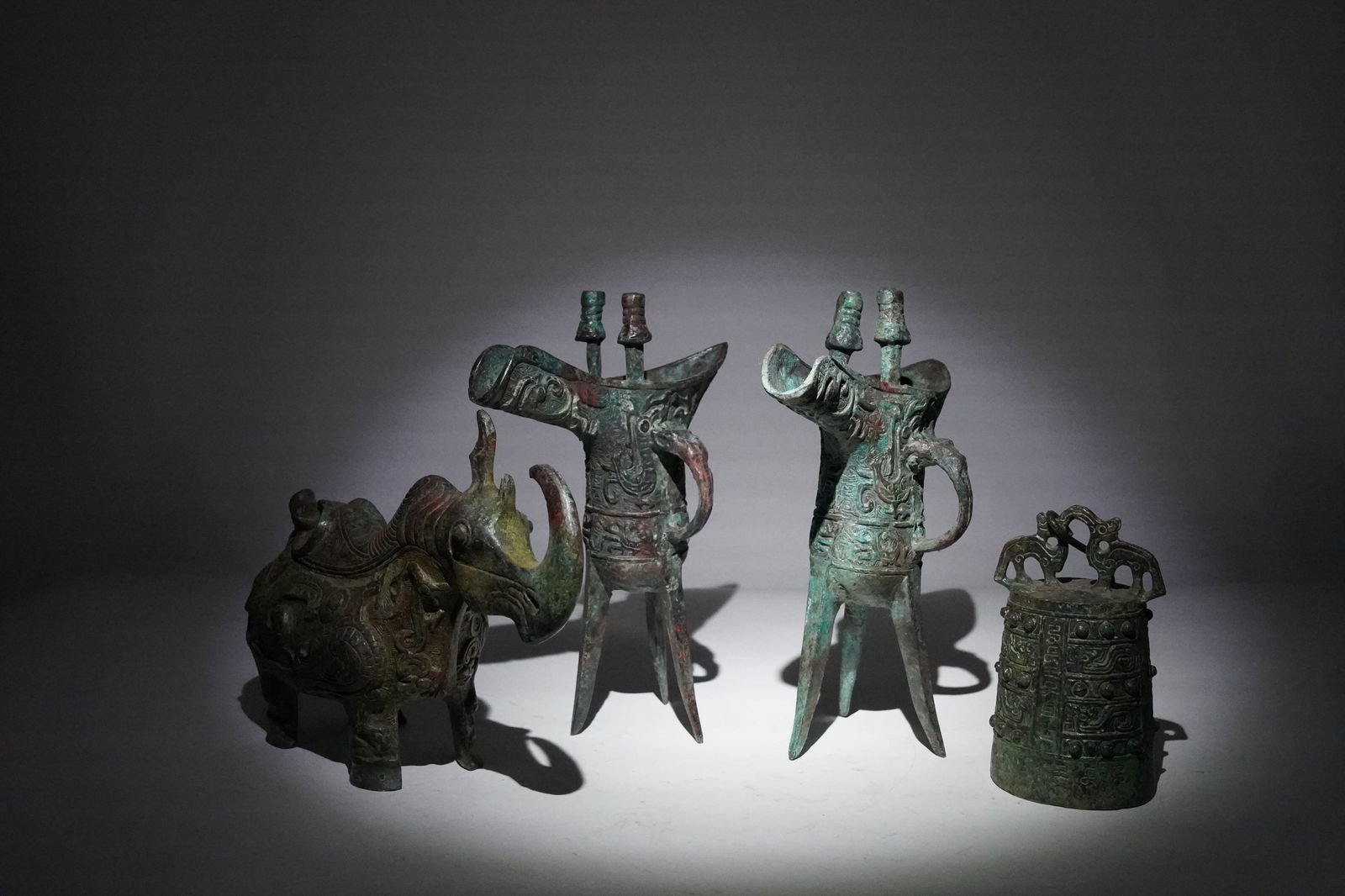 Lots Chinese bronze vessels (1 of 7)