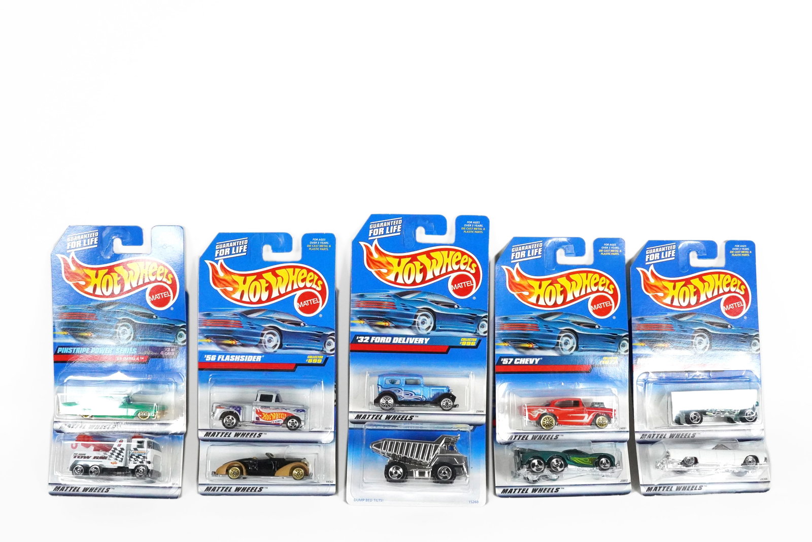Lots Hot Wheels: Lots Hot Wheels in original packaging.