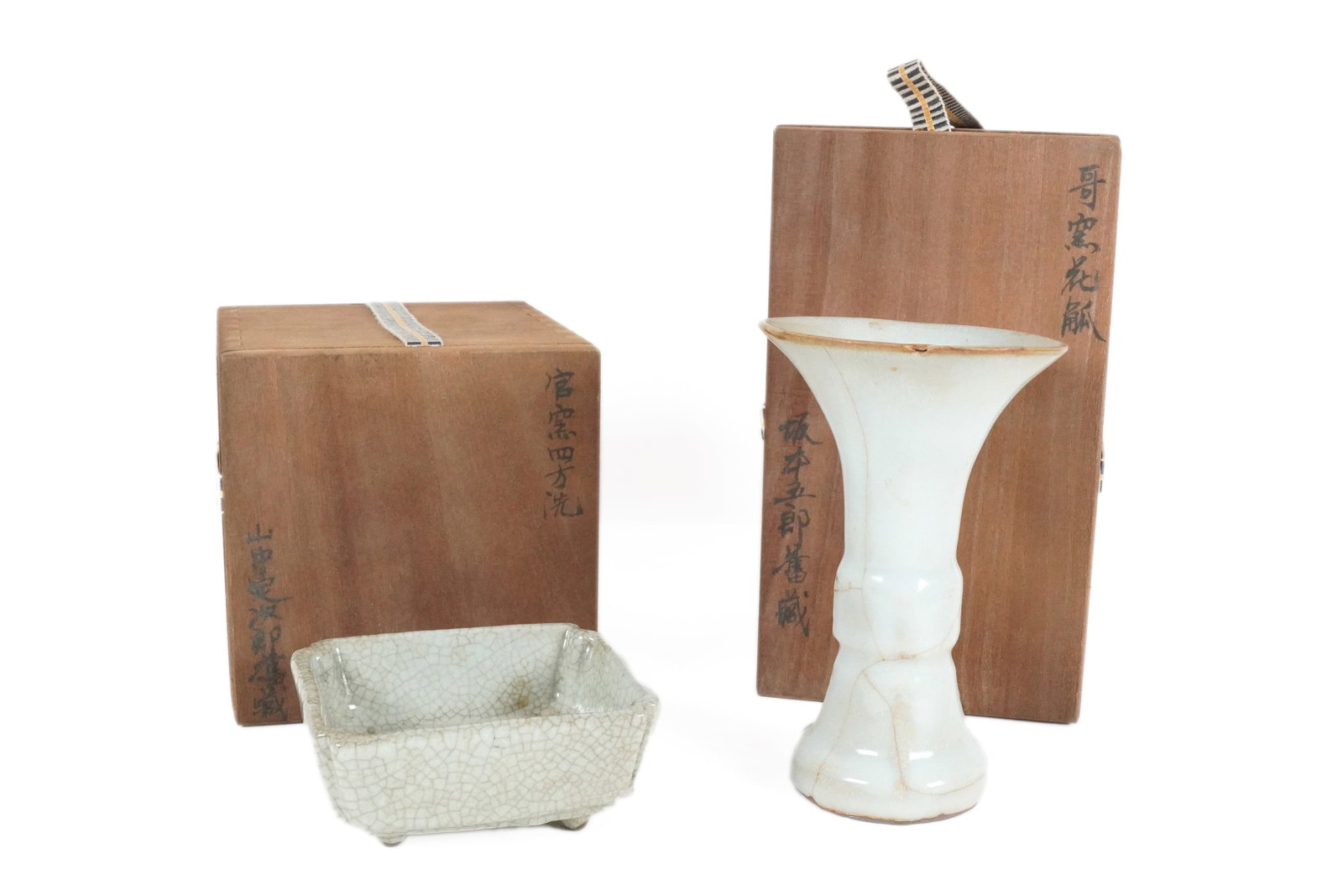 Lots Chinese crackled vase: Lots Chinese fine crackled vase, with wooden storage box. Largest H: 3.7" x W: 6."