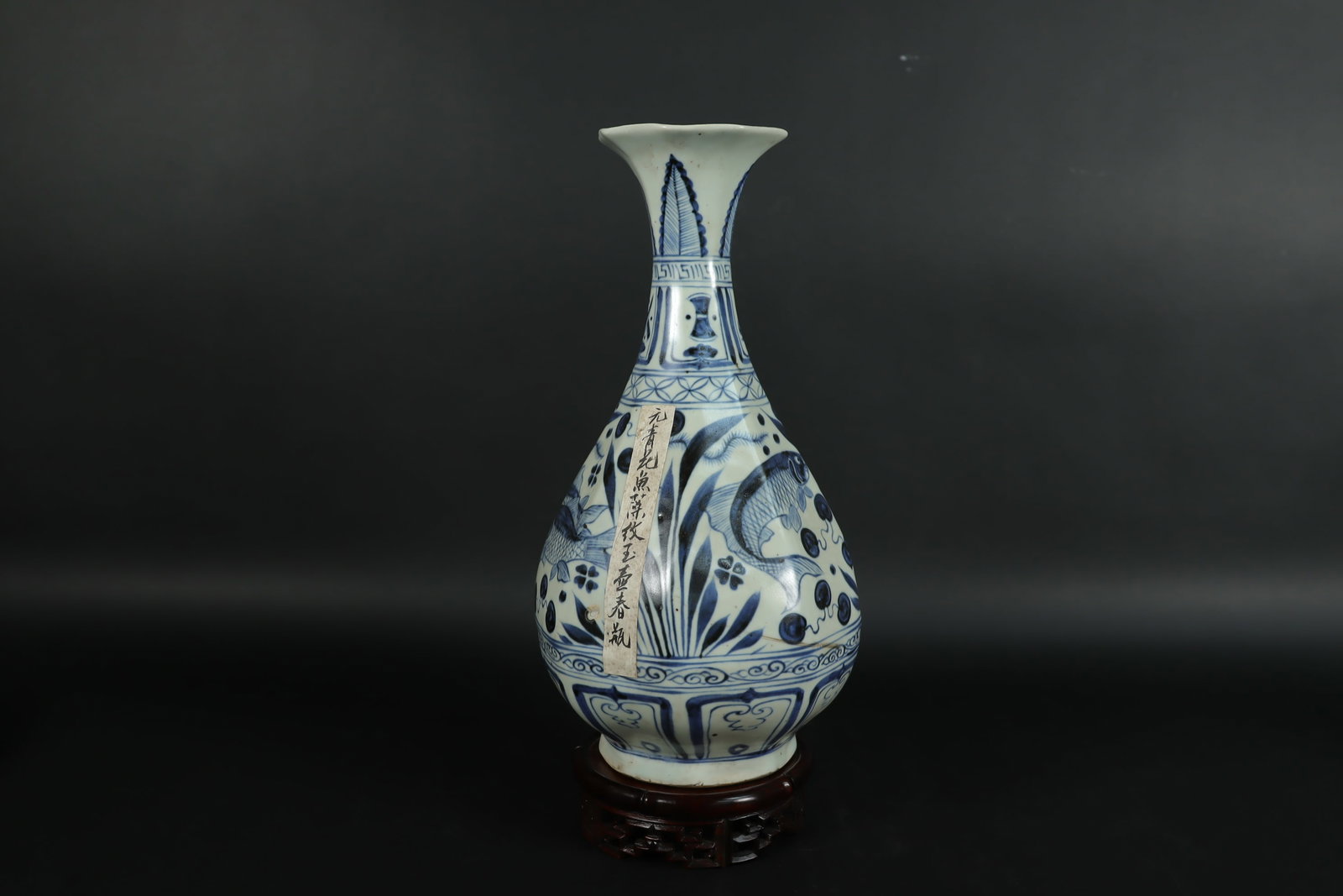 Lots Chinese album and scrolls: Chinese fine b/w vase. H: 10.5" x W: 5.5." Comes with wooden storage box.
