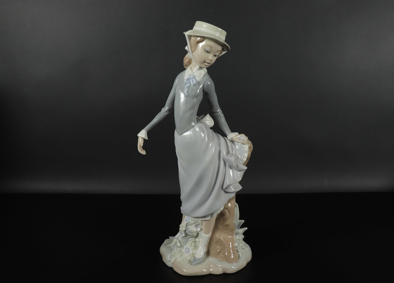 Lladro girl figurine: Lladro girl figurine, with broken fingers, condition selling it as is. H: 11" x W: 5.6."