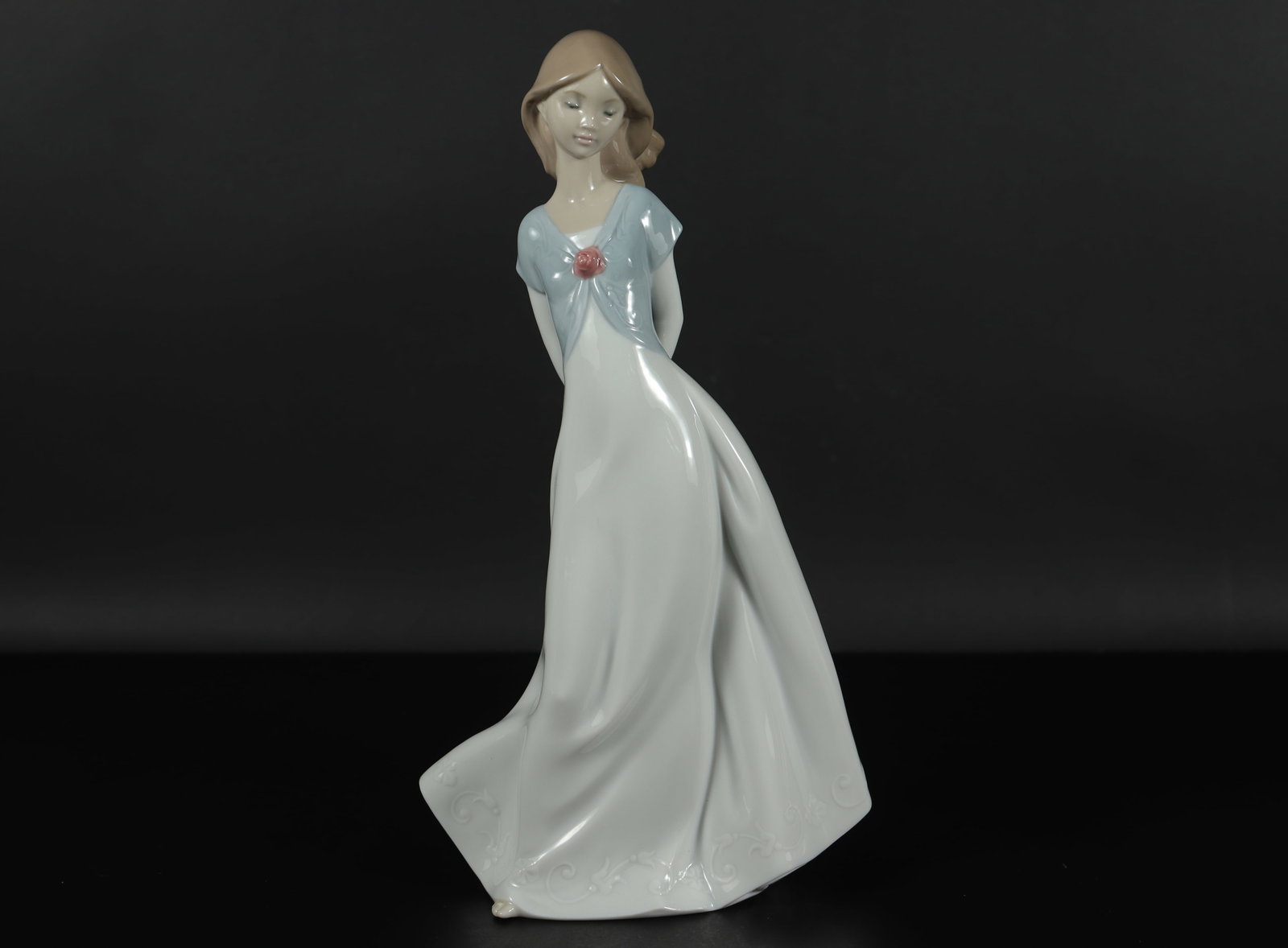 Lladro woman figurine: Lladro woman figurine.