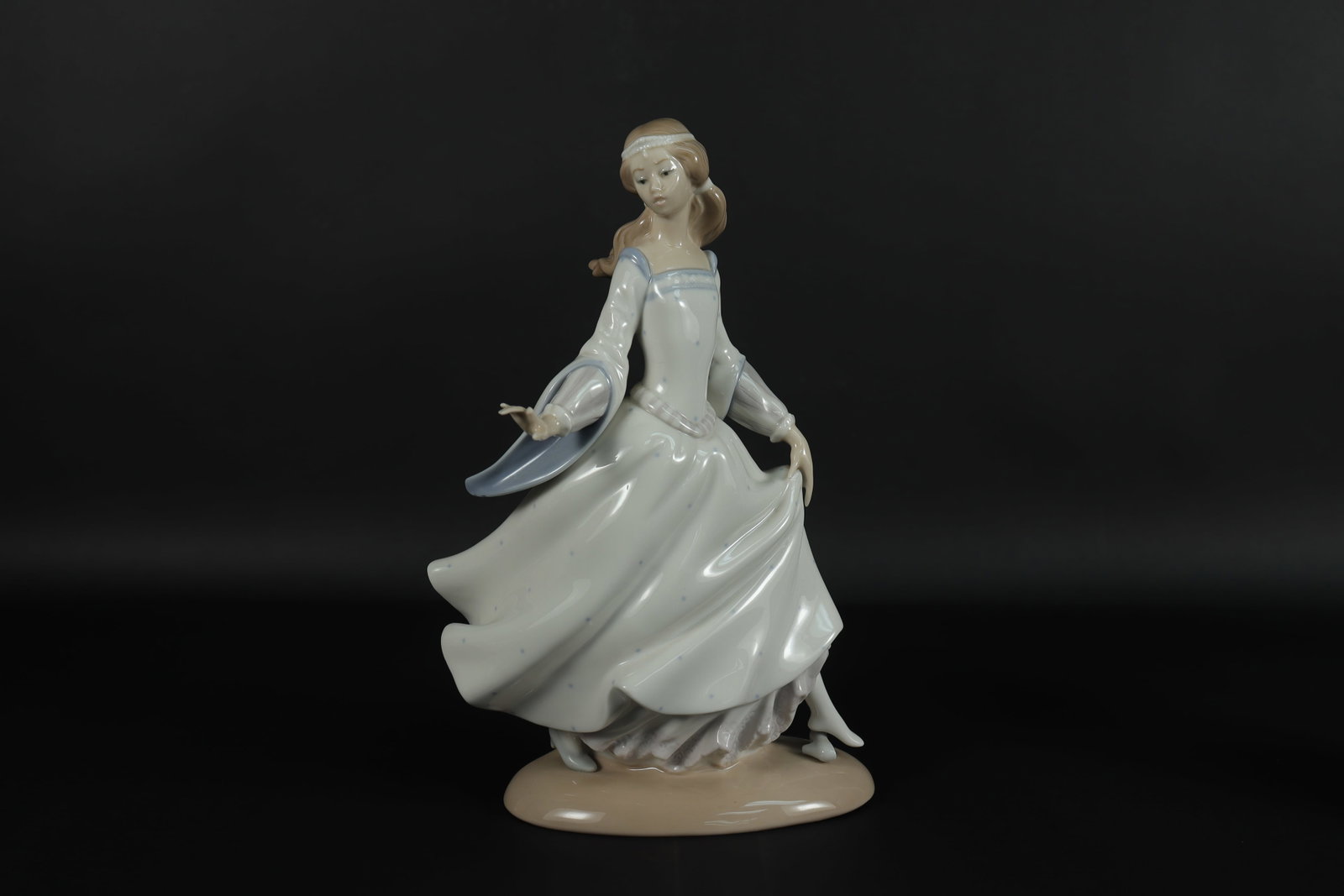 Lladro woman figurine: Lladro woman figurine, with some minor damage. Condition selling it as is. H: 9.75" x W: 6.75."