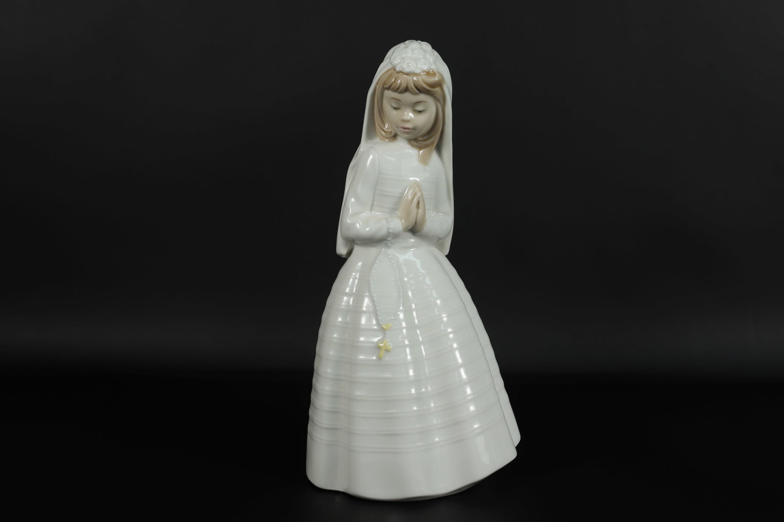 Lladro girl figurine: Lladro girl figurine.