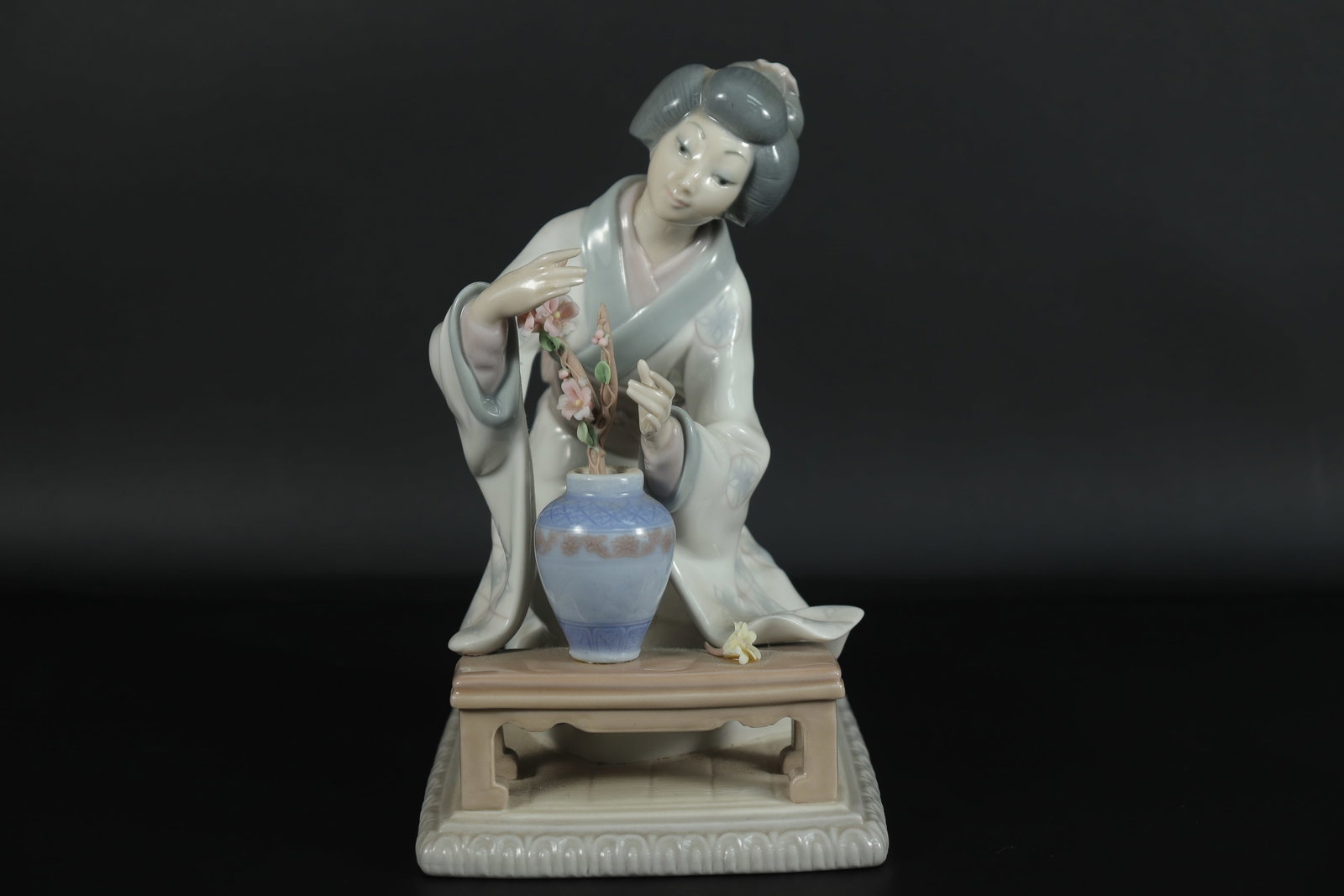 Lladro woman figurine: Lladro woman figurine. H: 8" x W: 6."