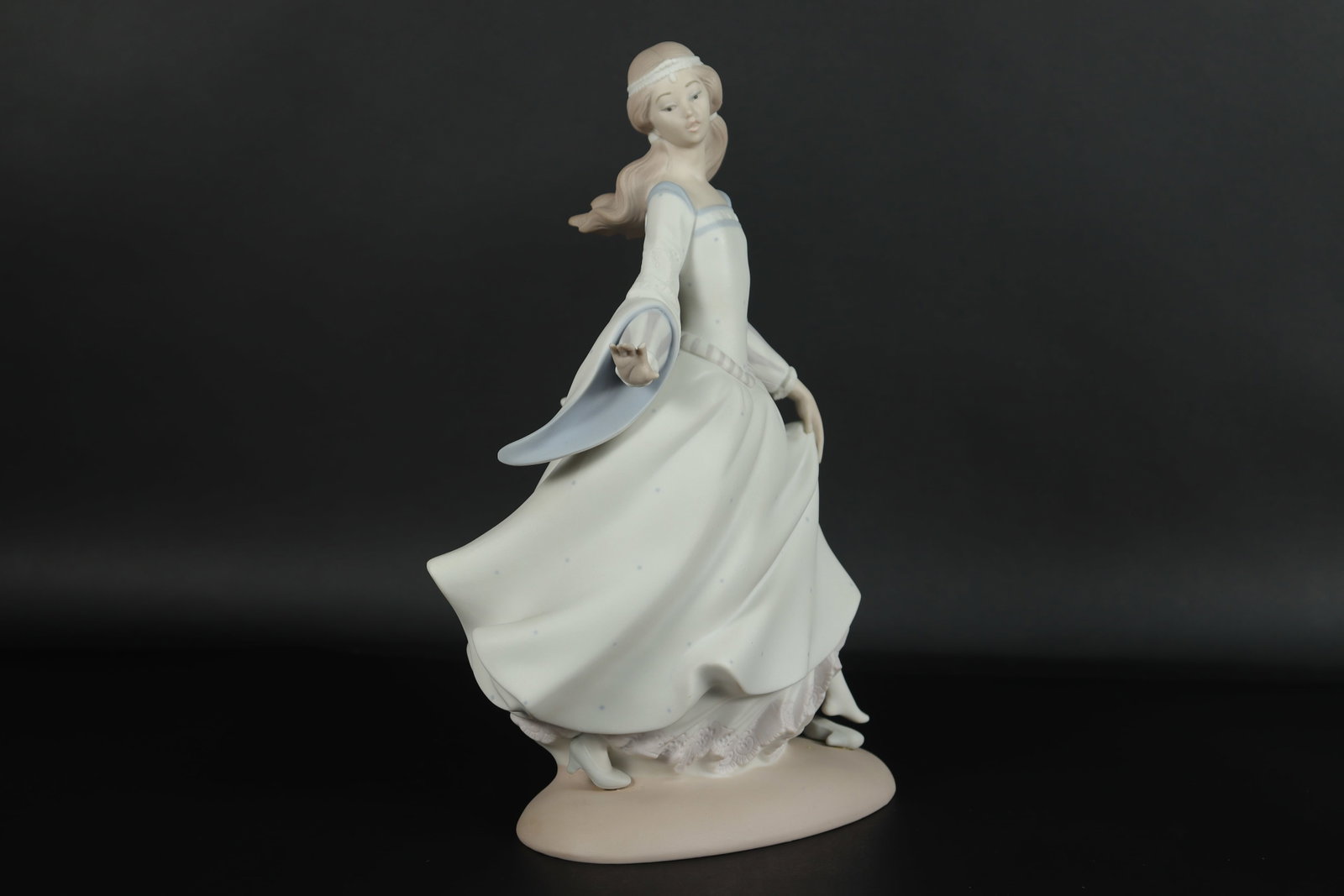 Lladro fine woman figurine: Lladro fine woman figurine, with some minor damage. Condition selling it as is. H: 10" x W: 5.5."
