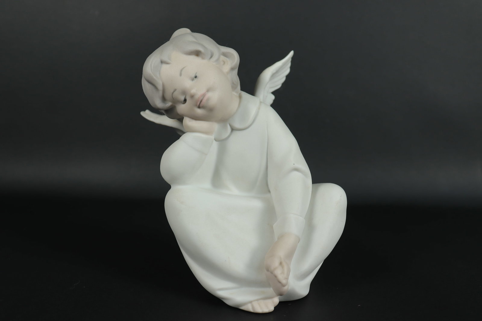 A Lladro fine angel: A Lladro fine angel. H: 6.5" x W: 4.5."