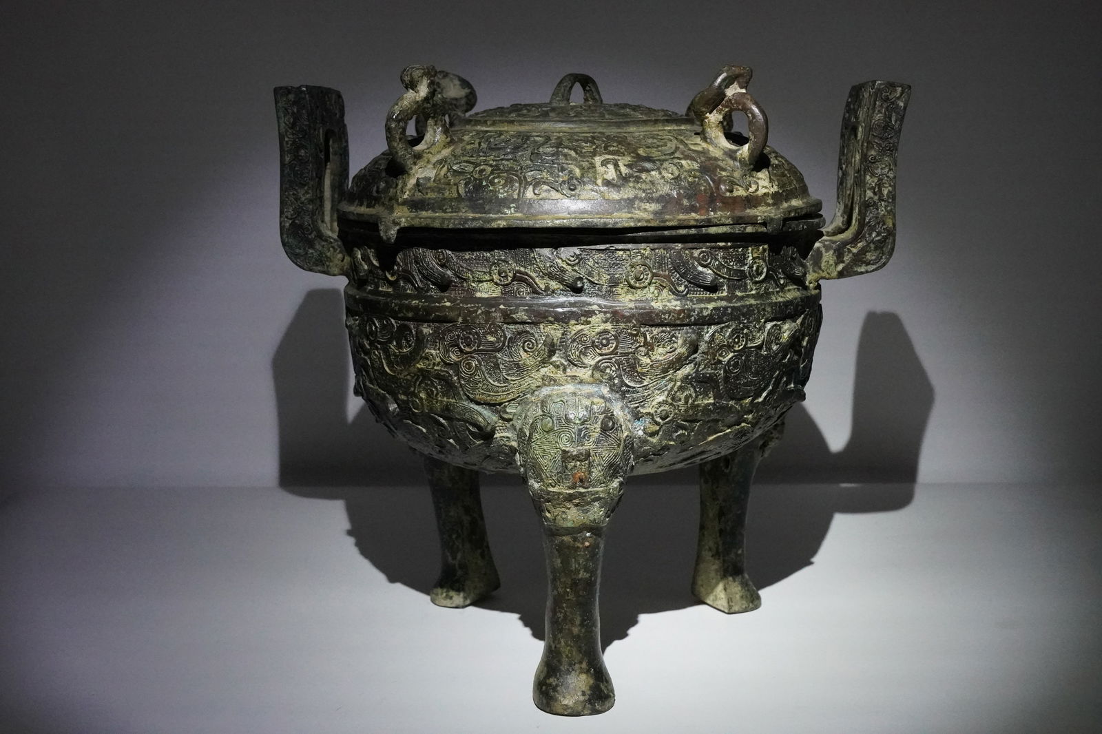 Chinese fine bronze vessel (1 of 6)