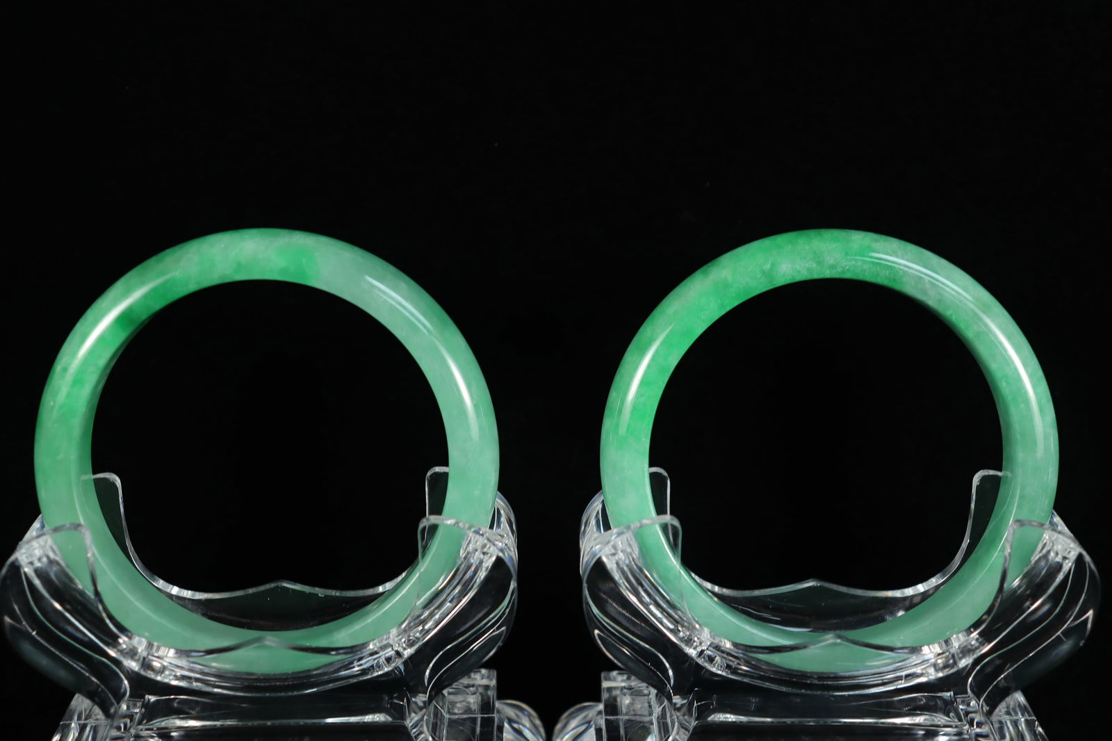 Lots Chinese fine bangles: Lots Chinese fine bangles.