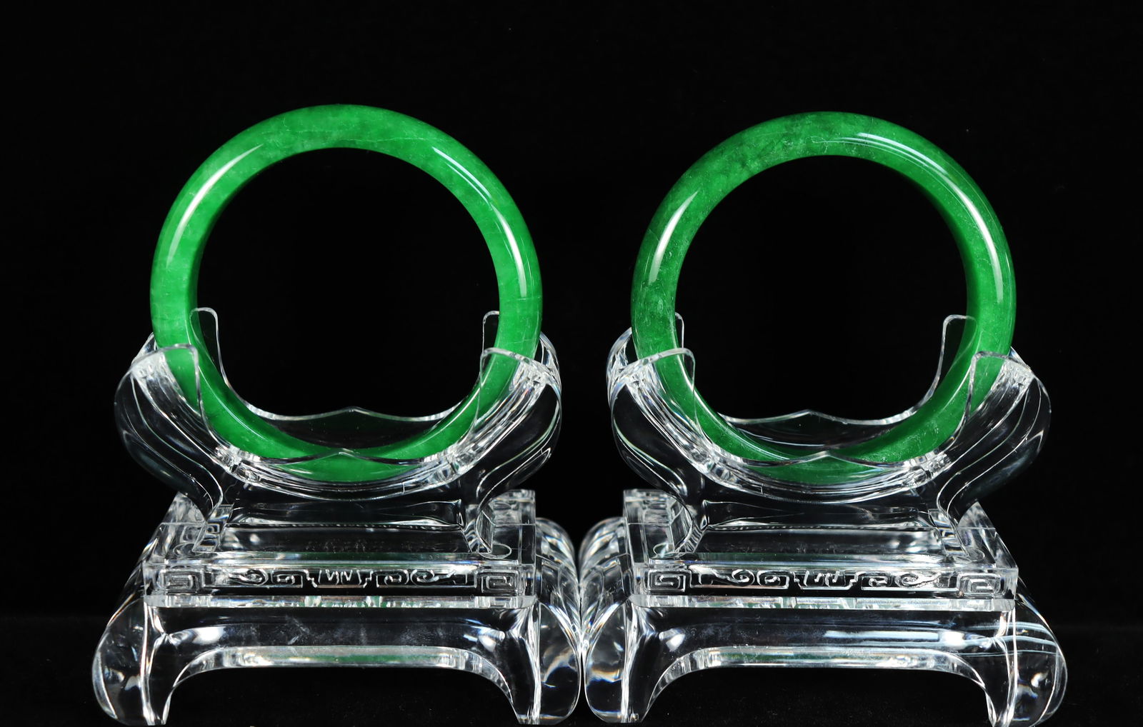 Lots Chinese bangles: Lots Chinese apple green bangles.